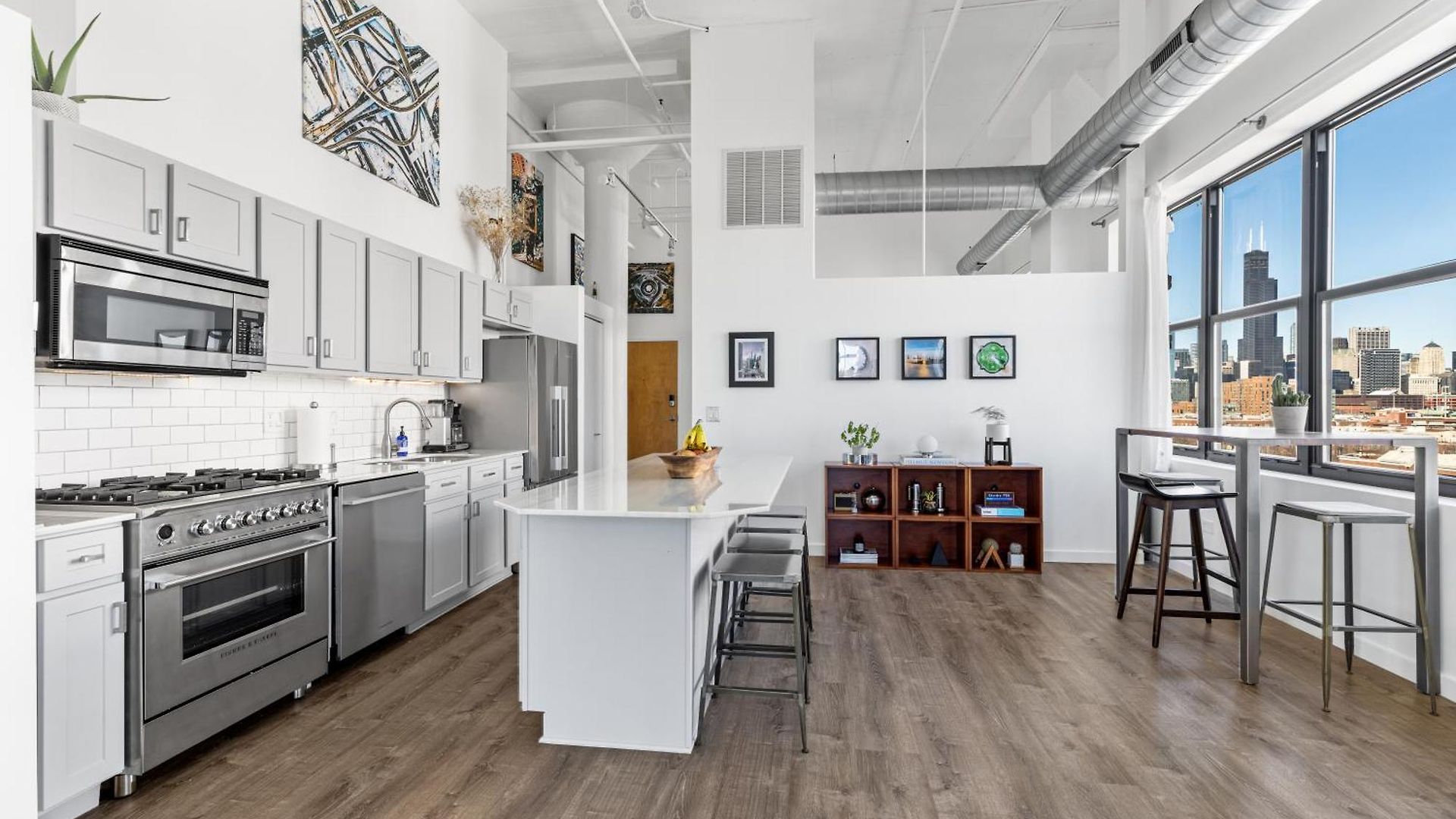 Apartment Modern Historic Loft 19ft Ceilings, Gym, Heated Parking, Skyline Views, Balcony *