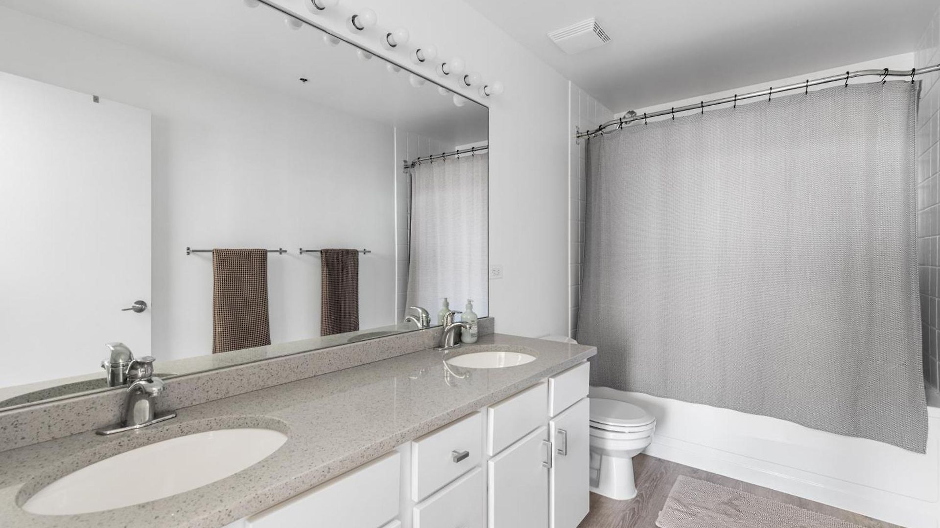 Apartment Modern Historic Loft 19ft Ceilings, Gym, Heated Parking, Skyline Views, Balcony Chicago