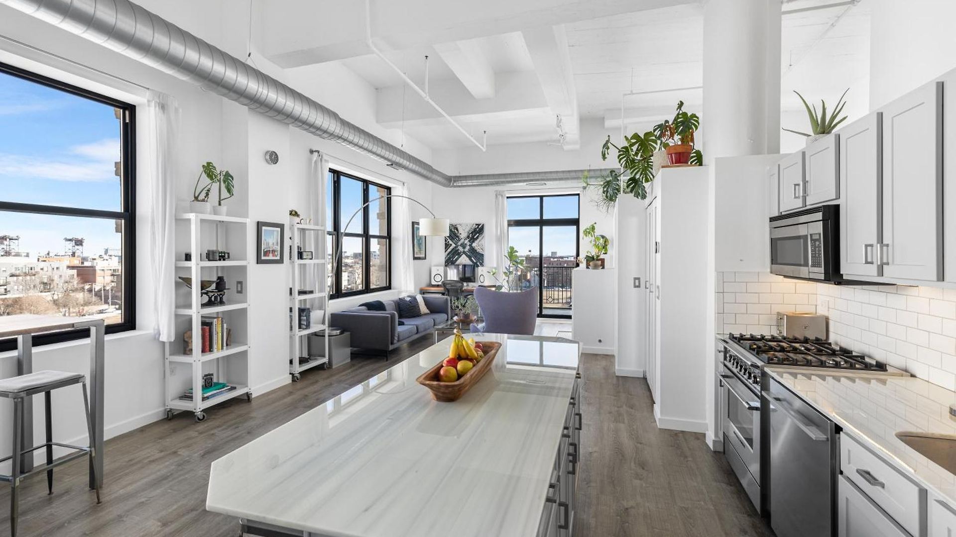 Modern Historic Loft 19ft Ceilings, Gym, Heated Parking, Skyline Views, Balcony Apartment