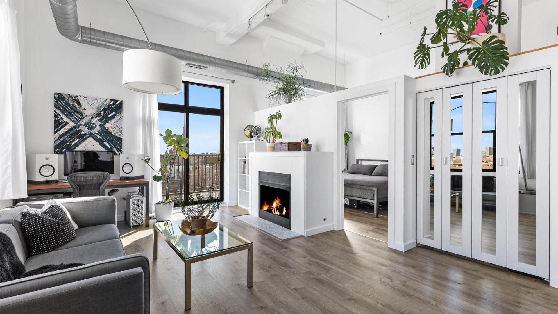 Apartment Modern Historic Loft 19ft Ceilings, Gym, Heated Parking, Skyline Views, Balcony