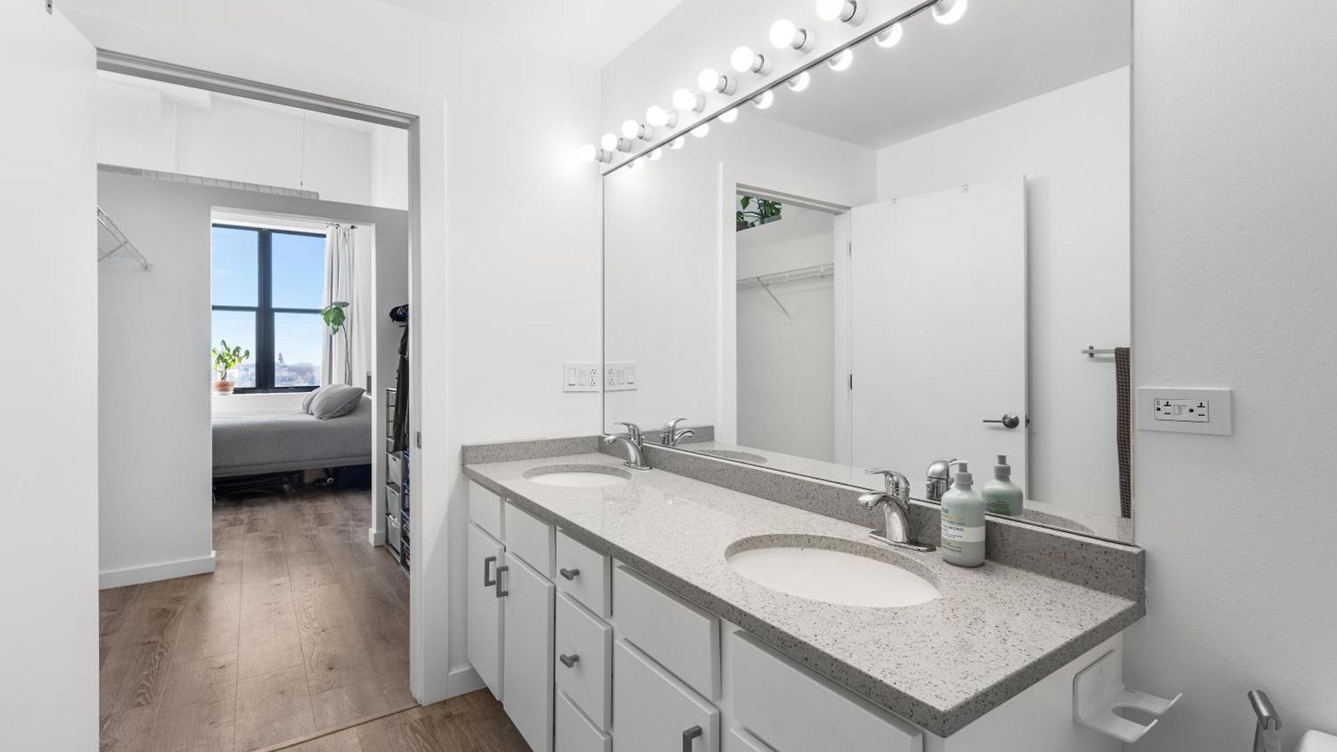 Apartment Modern Historic Loft 19ft Ceilings, Gym, Heated Parking, Skyline Views, Balcony *