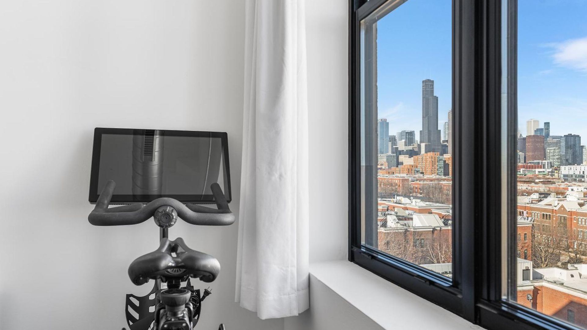 Modern Historic Loft 19ft Ceilings, Gym, Heated Parking, Skyline Views, Balcony Apartment Chicago
