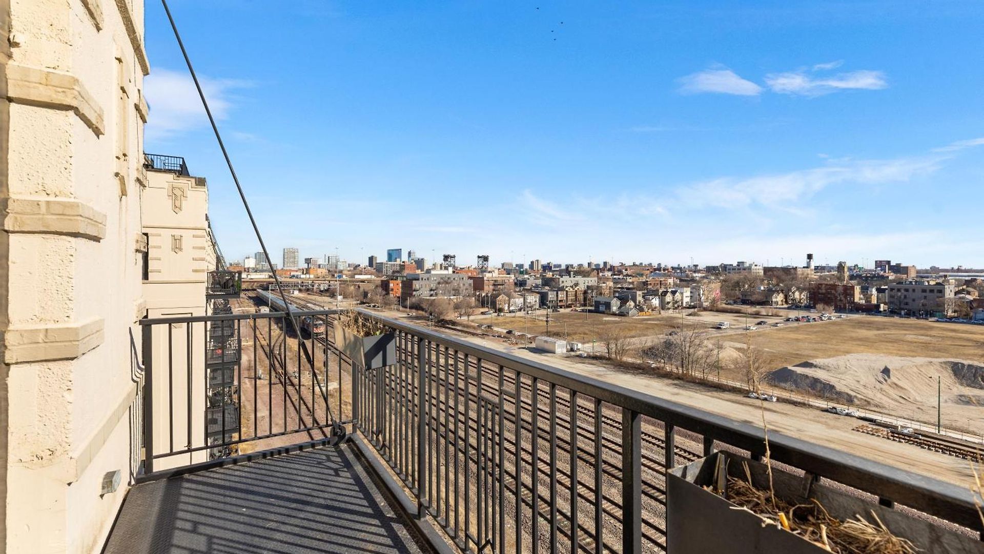 Apartment Modern Historic Loft 19ft Ceilings, Gym, Heated Parking, Skyline Views, Balcony Chicago