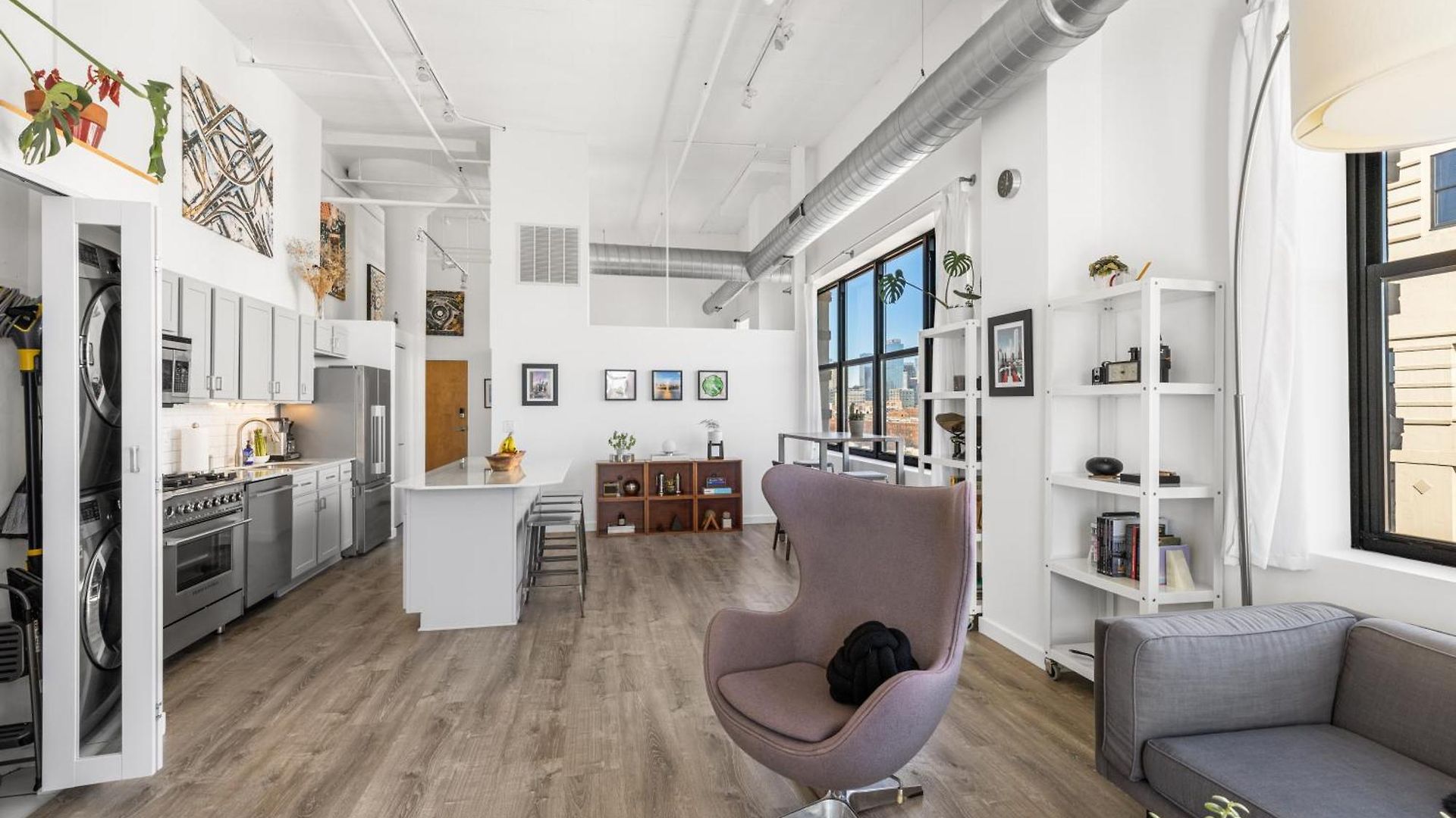 Apartment Modern Historic Loft 19ft Ceilings, Gym, Heated Parking, Skyline Views, Balcony