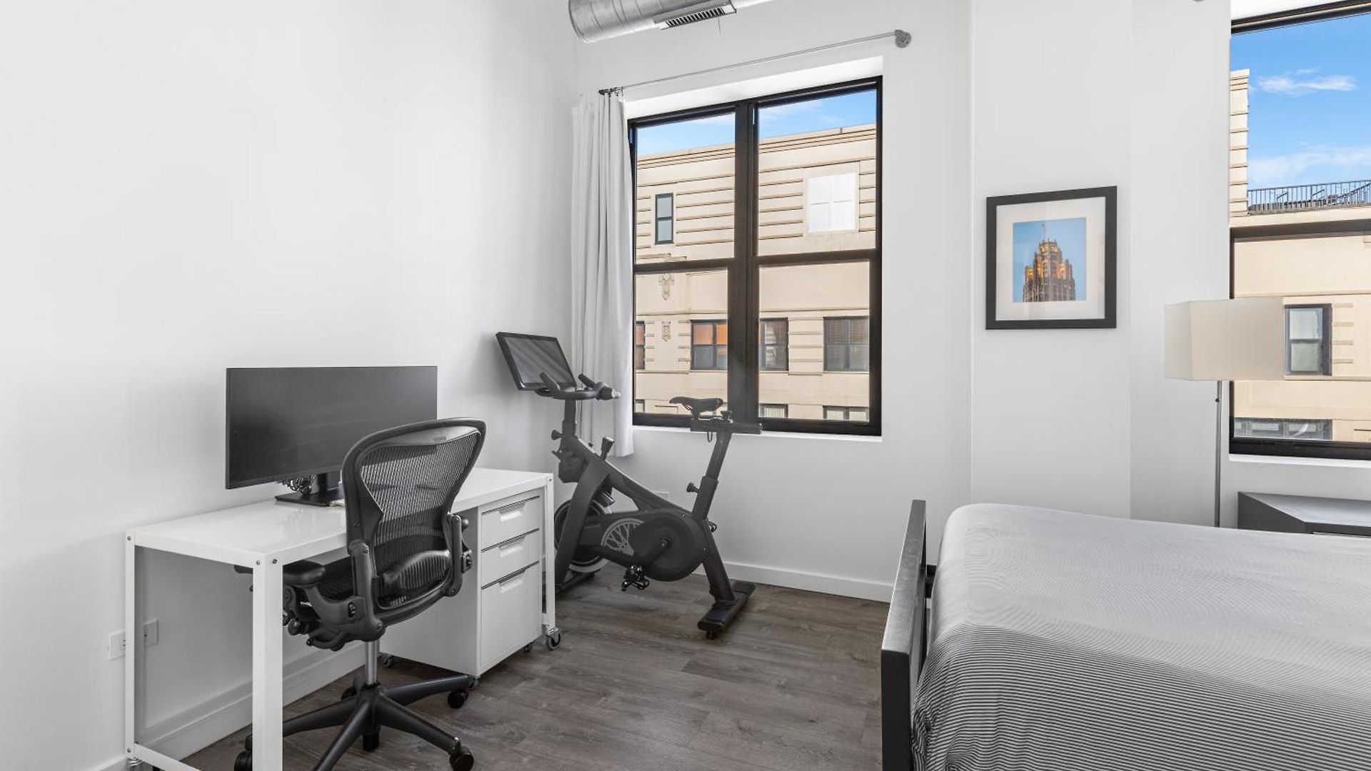 Apartment Modern Historic Loft 19ft Ceilings, Gym, Heated Parking, Skyline Views, Balcony Chicago