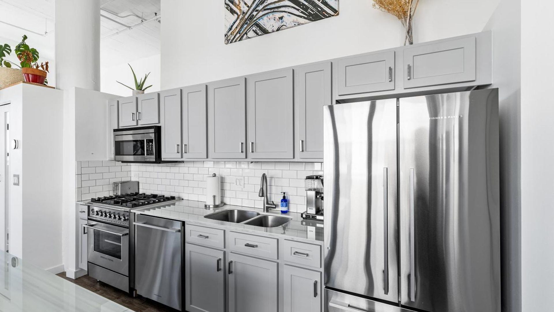 Modern Historic Loft 19ft Ceilings, Gym, Heated Parking, Skyline Views, Balcony Chicago