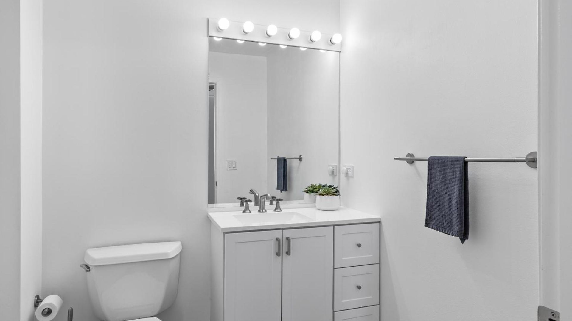 Modern Historic Loft 19ft Ceilings, Gym, Heated Parking, Skyline Views, Balcony Apartment