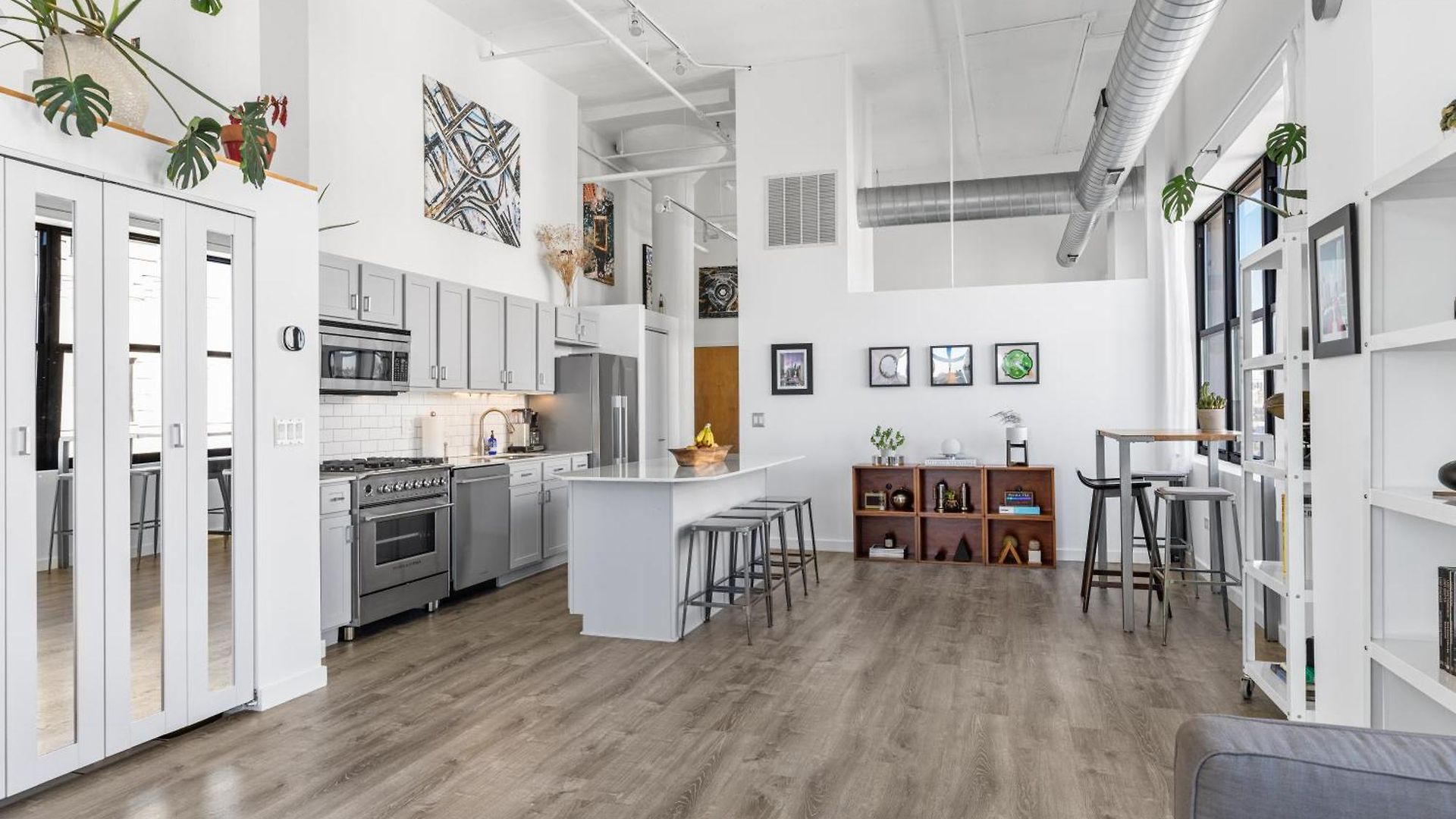 Apartment Modern Historic Loft 19ft Ceilings, Gym, Heated Parking, Skyline Views, Balcony