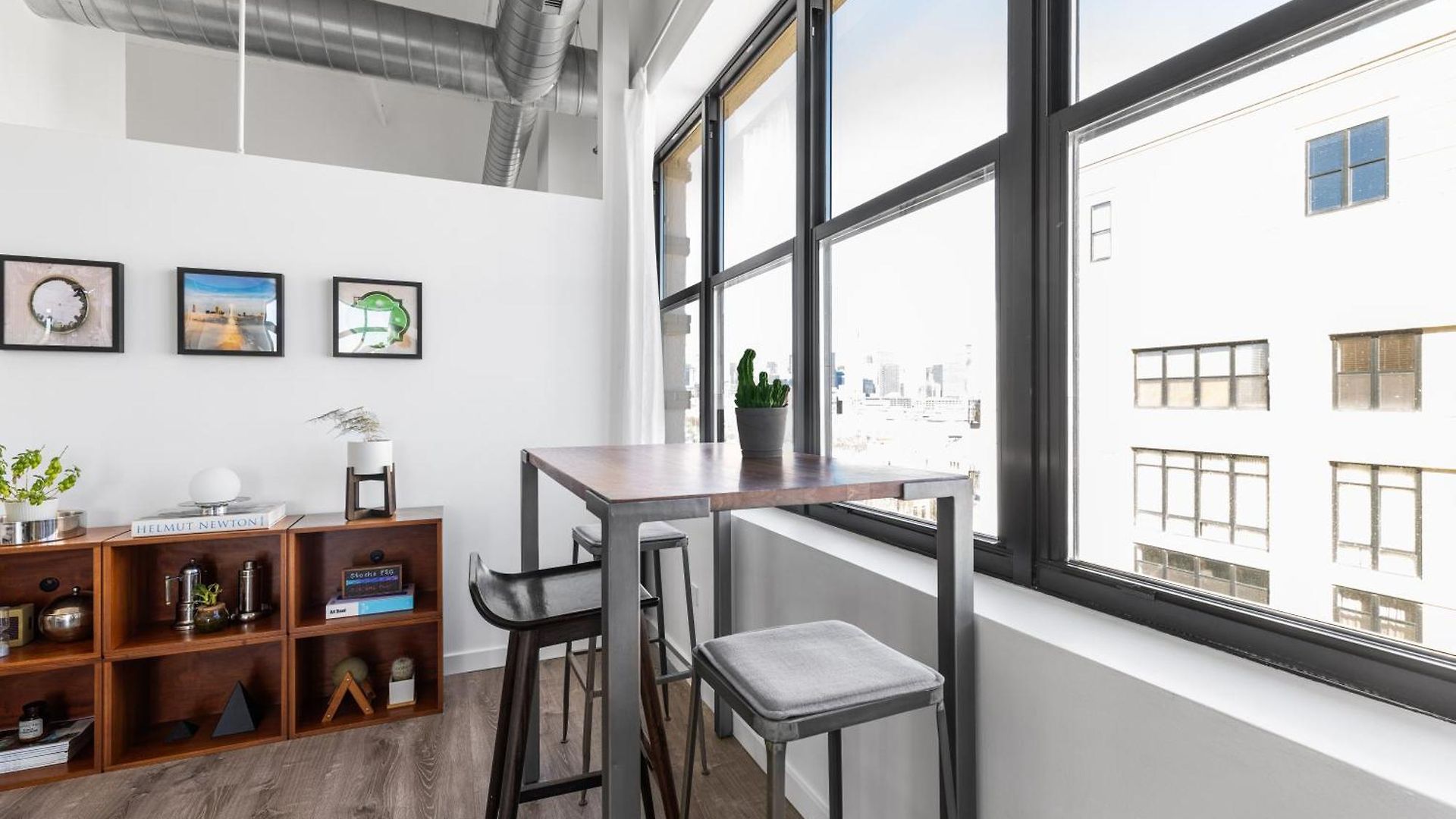 Apartment Modern Historic Loft 19ft Ceilings, Gym, Heated Parking, Skyline Views, Balcony Chicago