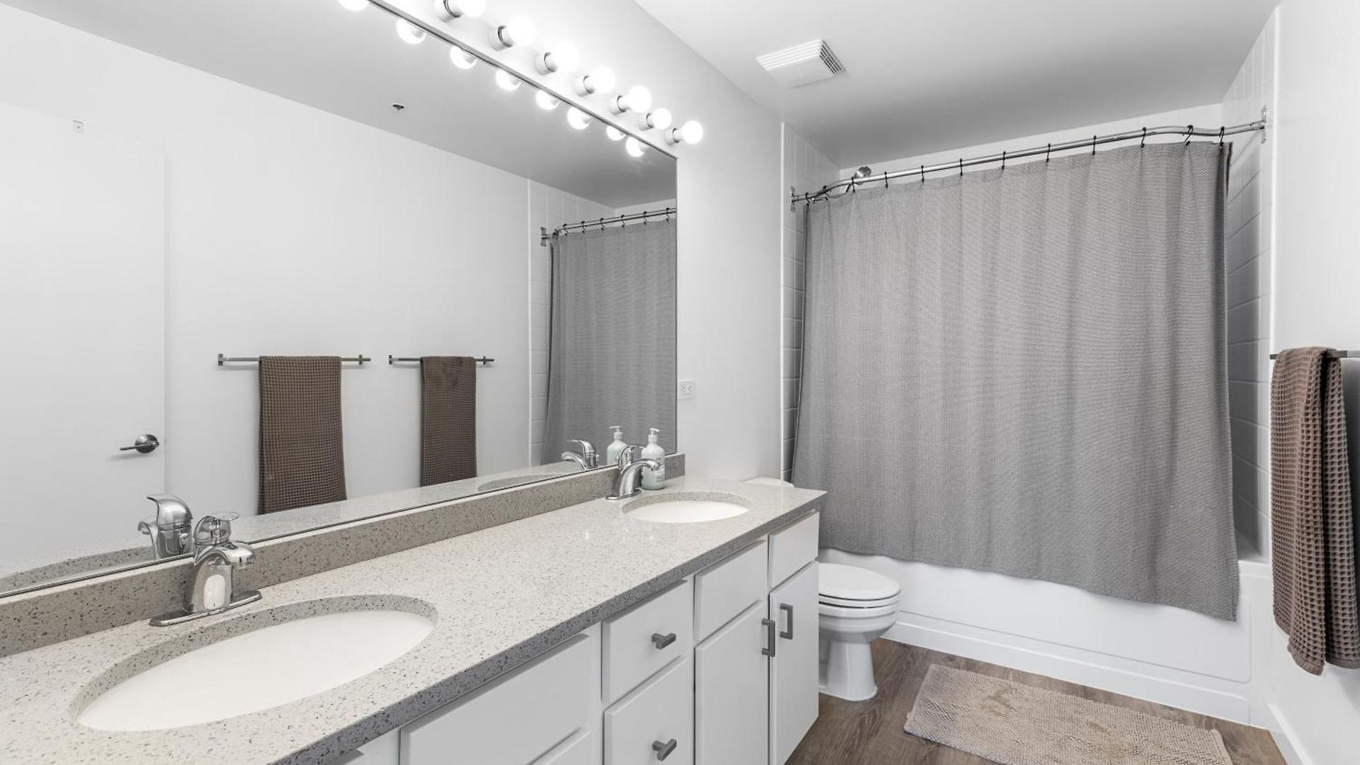 Modern Historic Loft 19ft Ceilings, Gym, Heated Parking, Skyline Views, Balcony Apartment