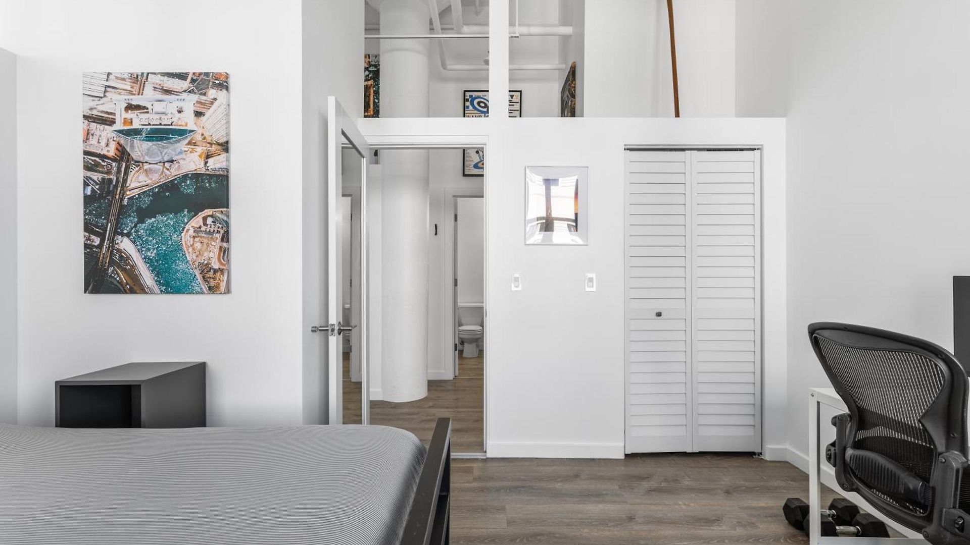 Apartment Modern Historic Loft 19ft Ceilings, Gym, Heated Parking, Skyline Views, Balcony Chicago