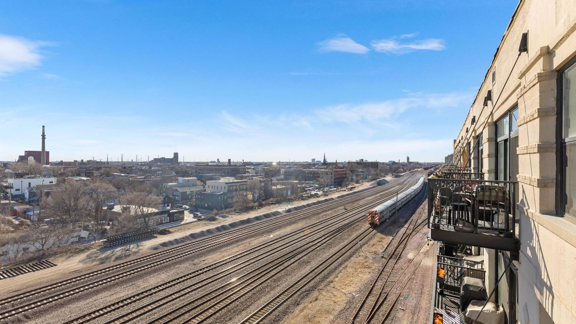 Modern Historic Loft 19ft Ceilings, Gym, Heated Parking, Skyline Views, Balcony Chicago