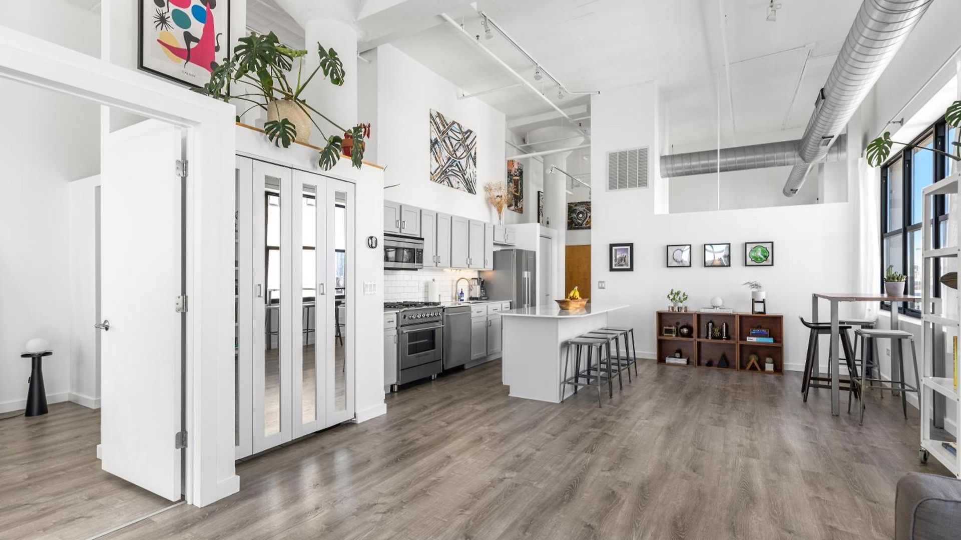 Apartment Modern Historic Loft 19ft Ceilings, Gym, Heated Parking, Skyline Views, Balcony