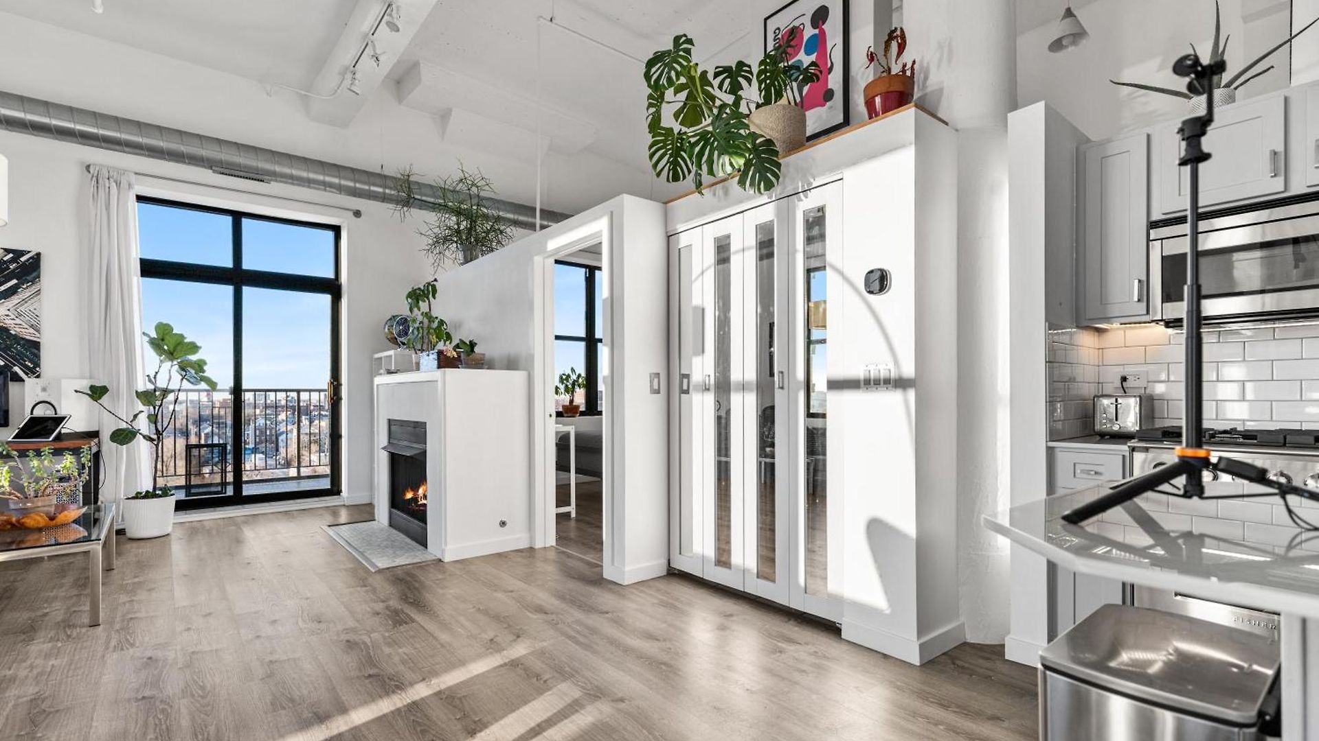 Modern Historic Loft 19ft Ceilings, Gym, Heated Parking, Skyline Views, Balcony