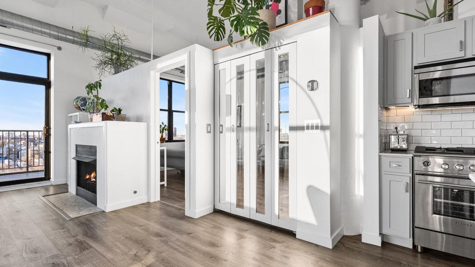 Modern Historic Loft 19ft Ceilings, Gym, Heated Parking, Skyline Views, Balcony Apartment *