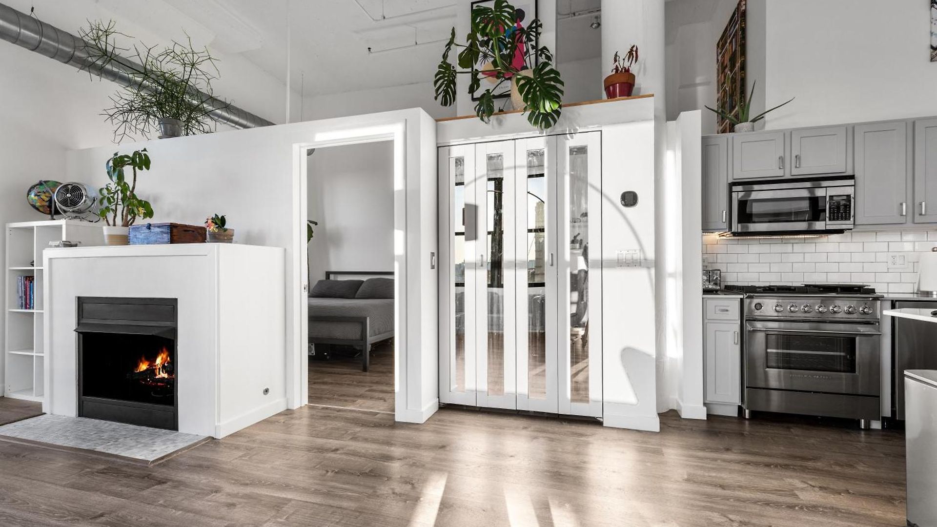 Modern Historic Loft 19ft Ceilings, Gym, Heated Parking, Skyline Views, Balcony Chicago