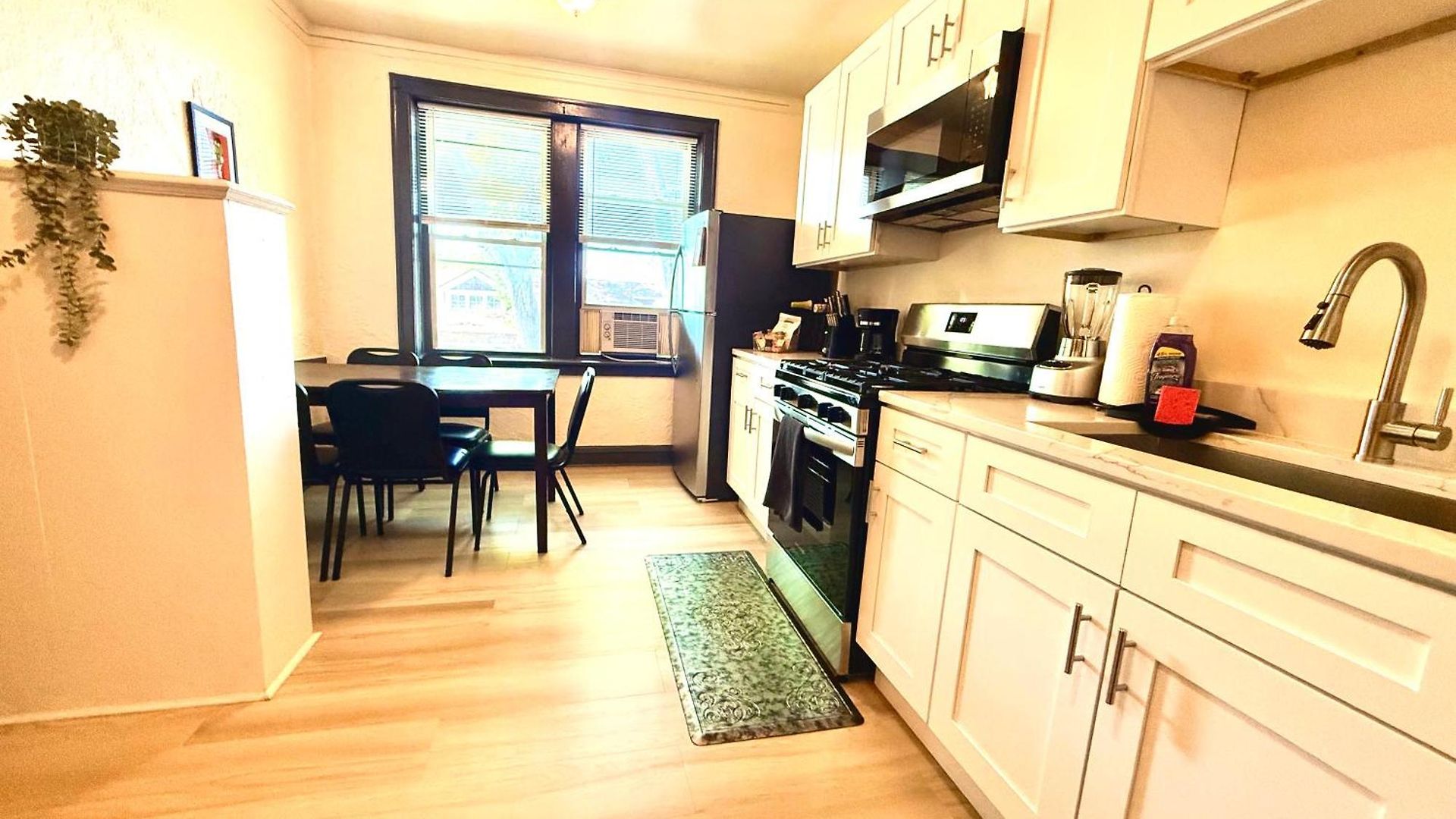 Midway Hideaway -cozy 1br- Parking Apartment