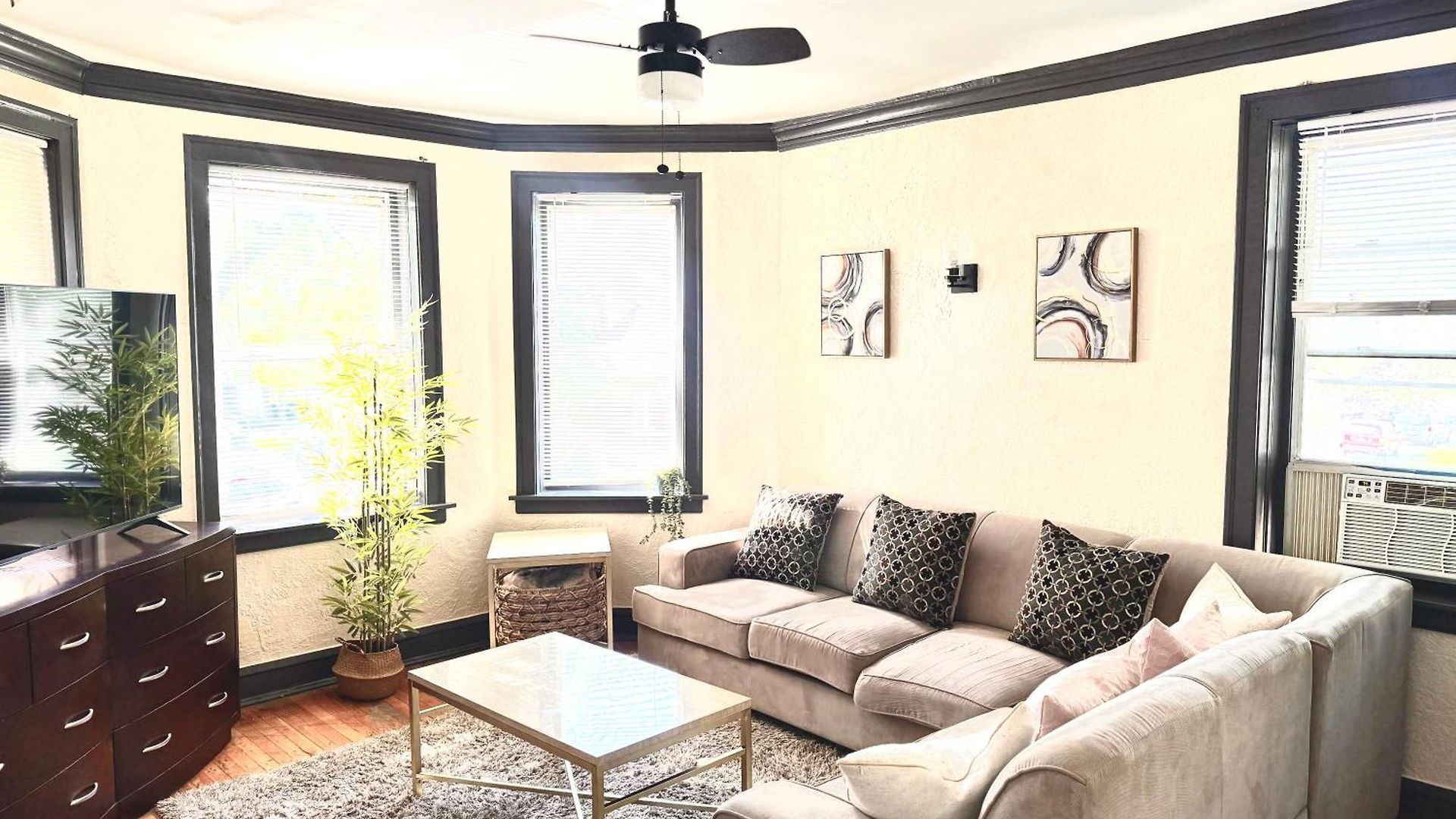 Midway Hideaway -cozy 1br- Parking