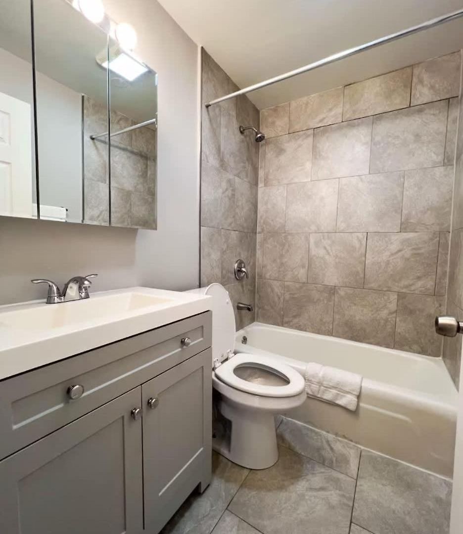 Modern 1br Free Parking Spot Apartment *