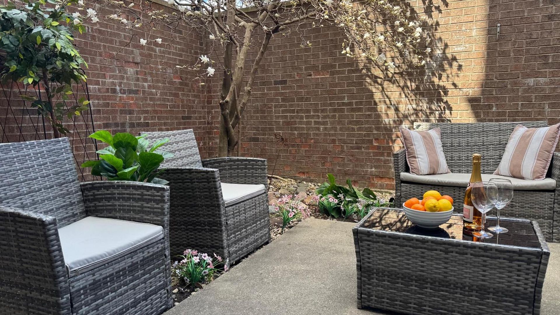 Holiday home 4 Bedroom In Location Parking Fireplace Back Yard Pets Welcome Chicago