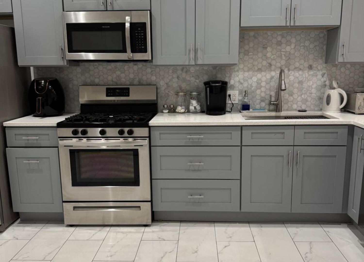 Adorable 2 Bedroom With Free Street Parking *