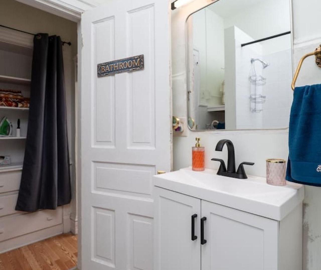 Apartment Dwntn 10mins And Sleeps 10 In Vintage And Free Parking *