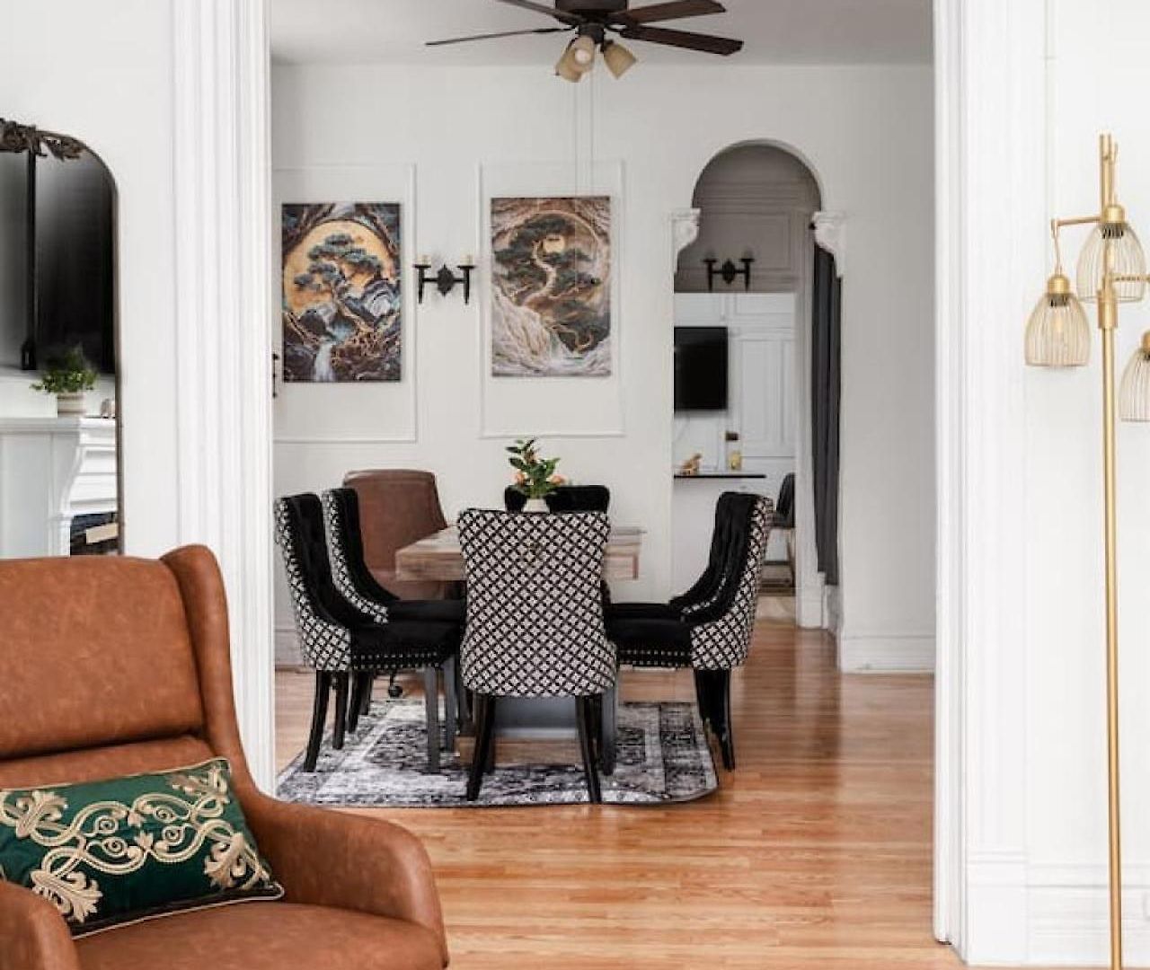 Apartment Dwntn 10mins And Sleeps 10 In Vintage And Free Parking