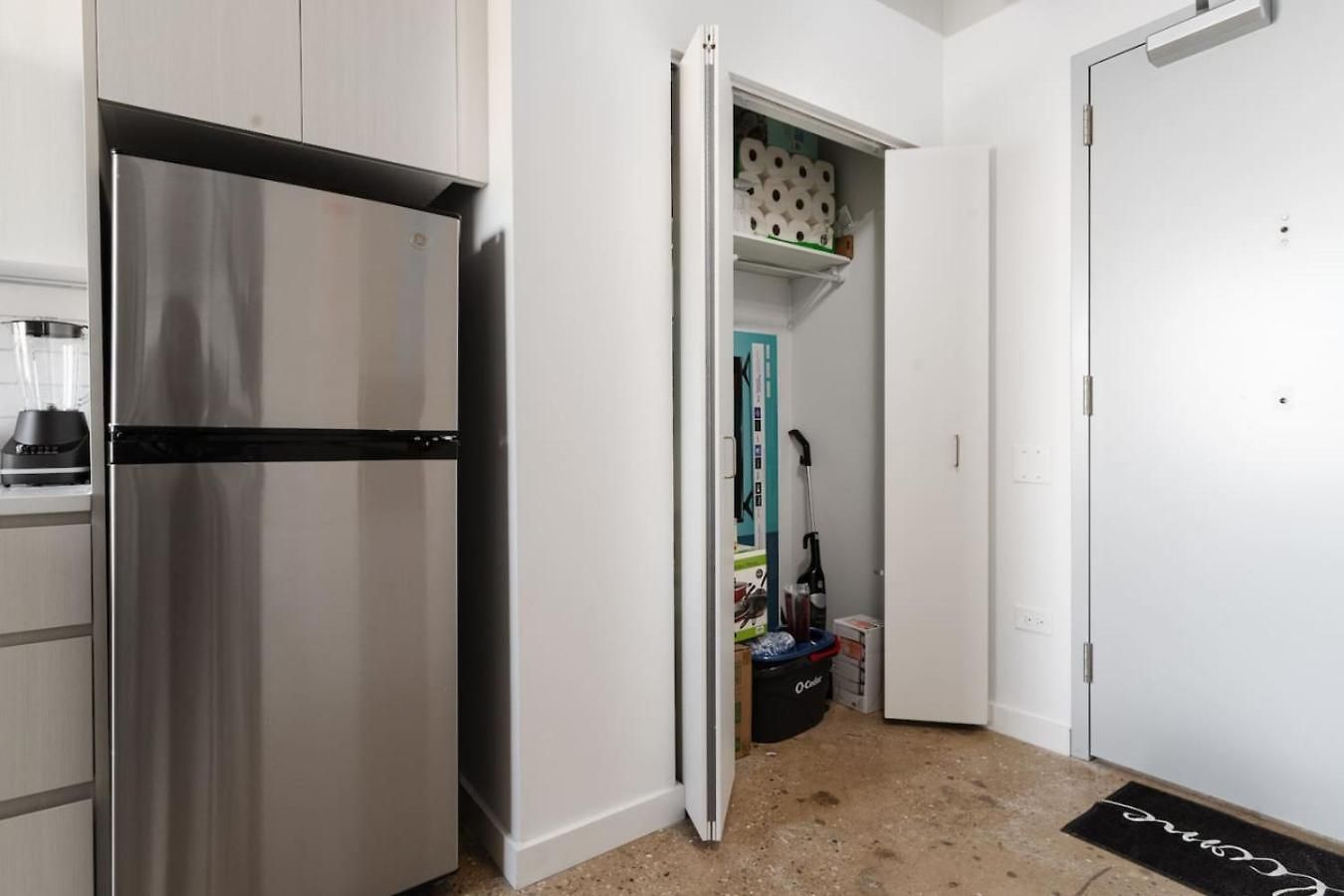 Apartment Elegant Style Loft Montrose Rooftop Wfh Gym *