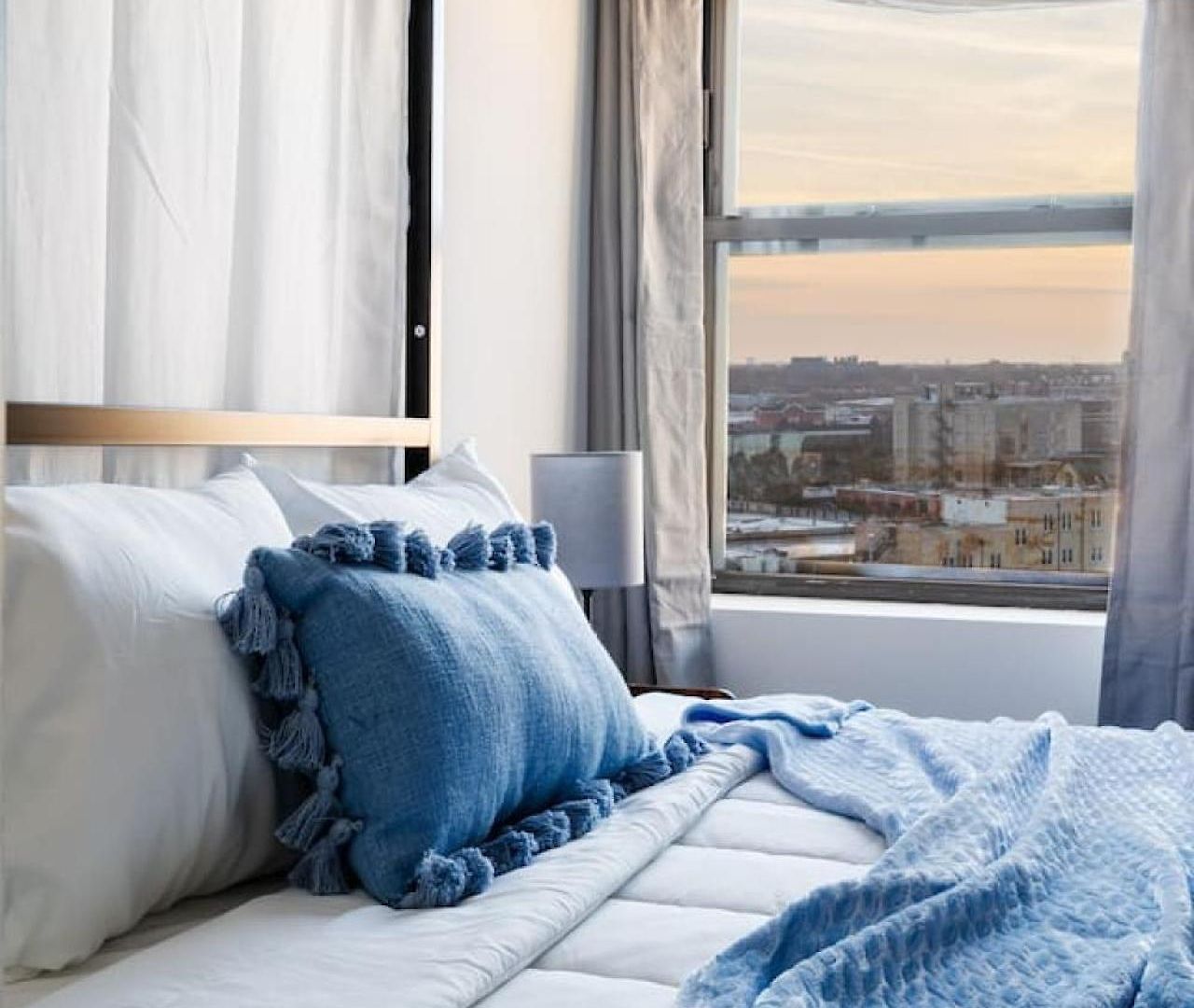 Elegant Style Loft Montrose Rooftop Wfh Gym Apartment Chicago