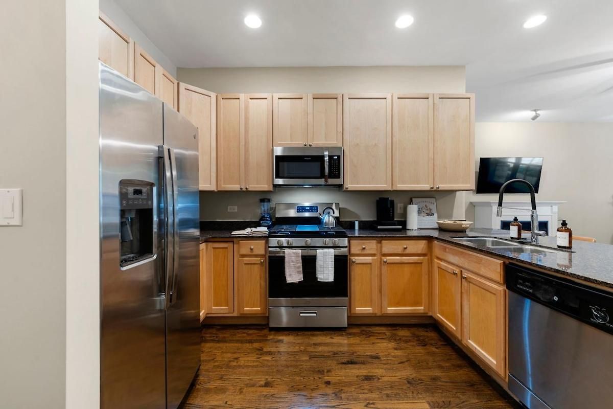 Medical District 2br With Jacuzzi & Parking *