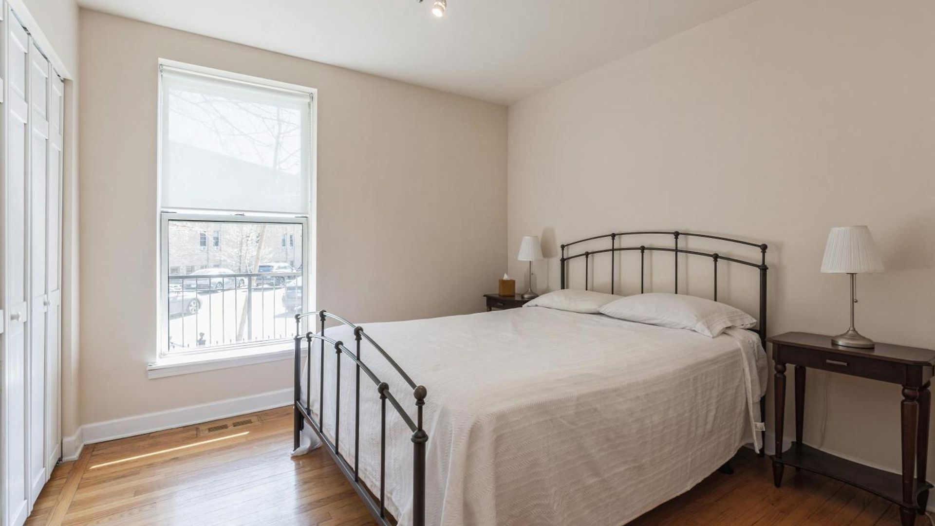 Apartment Wrigleyville Away From Home! 5 Mins From Downtown! Steps From Lake!! Cozy!