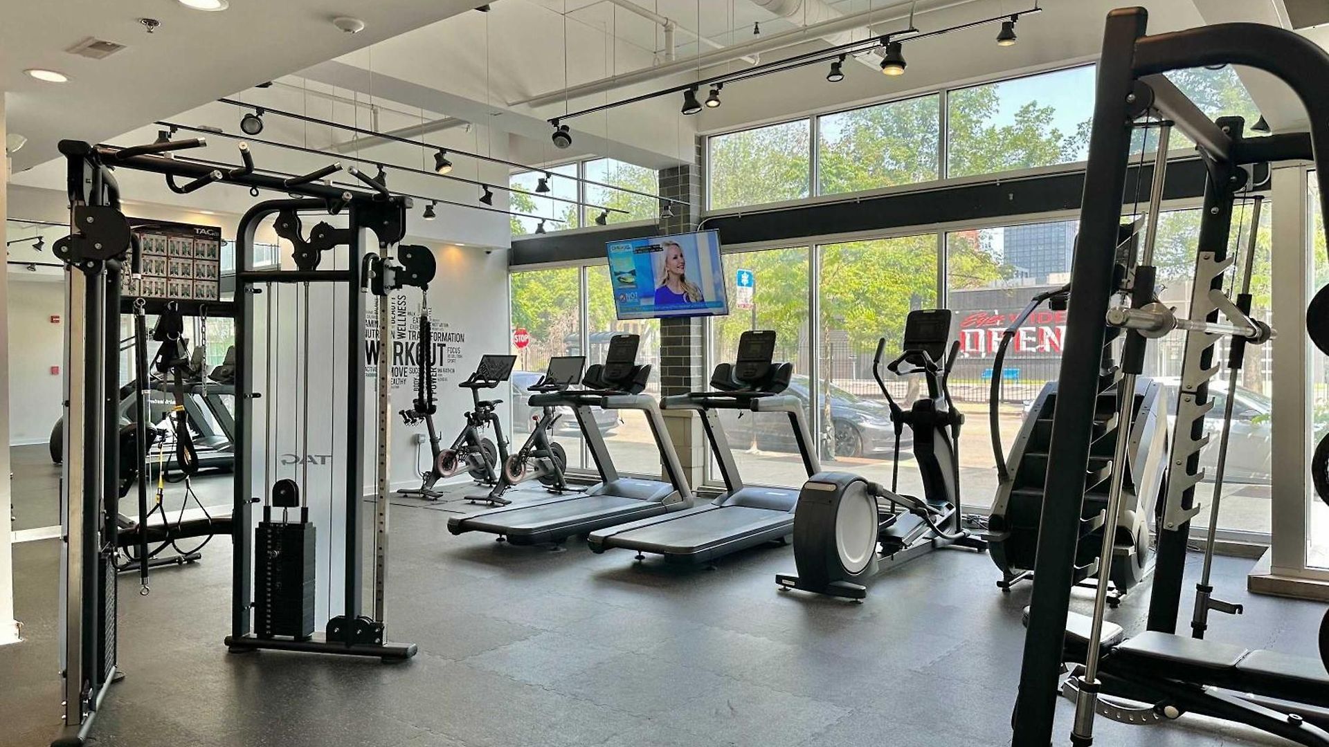 Balcony Gym 1 Garage Parking Sleeps 12 Apartment Chicago