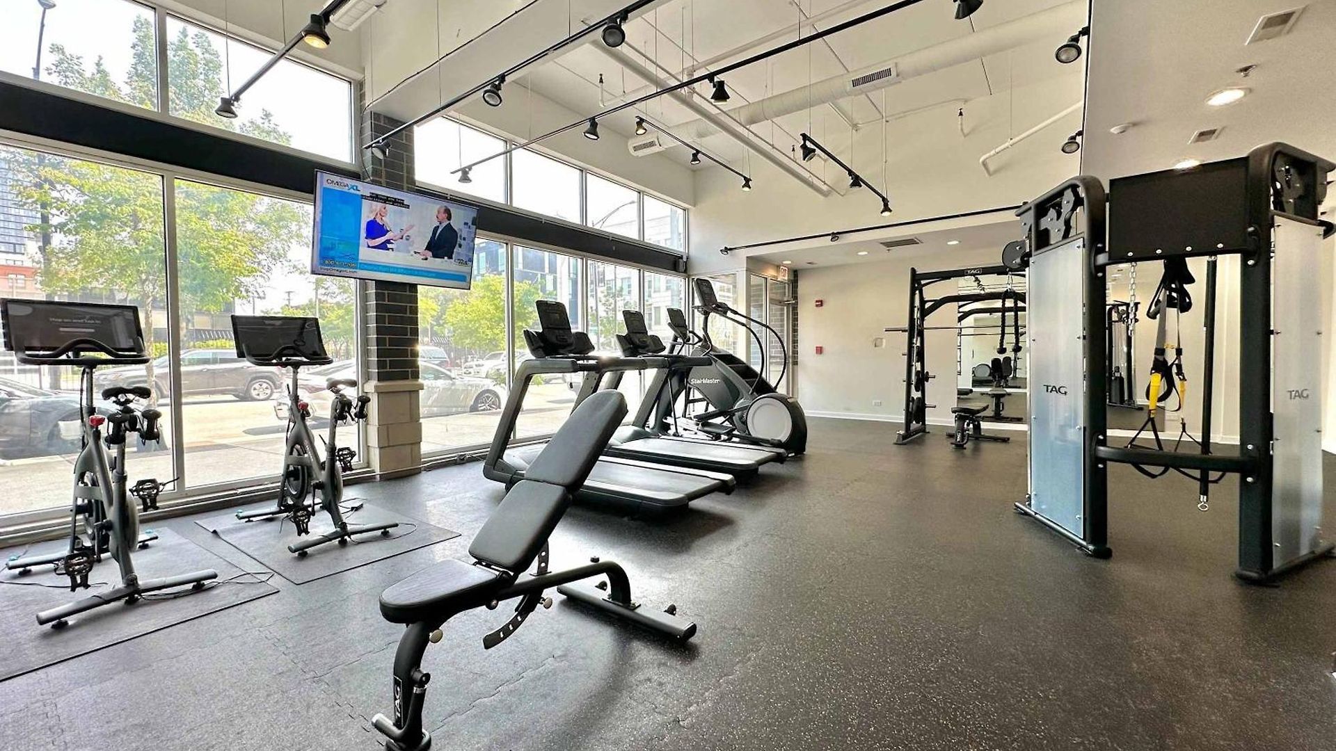 Balcony Gym 1 Garage Parking Sleeps 12 Apartment Chicago