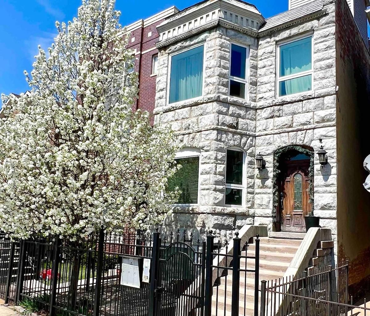 Apartment The Banksy-free Parking -4 Bedroom W King Bed- Firepit Rooftop Near United Center Chicago