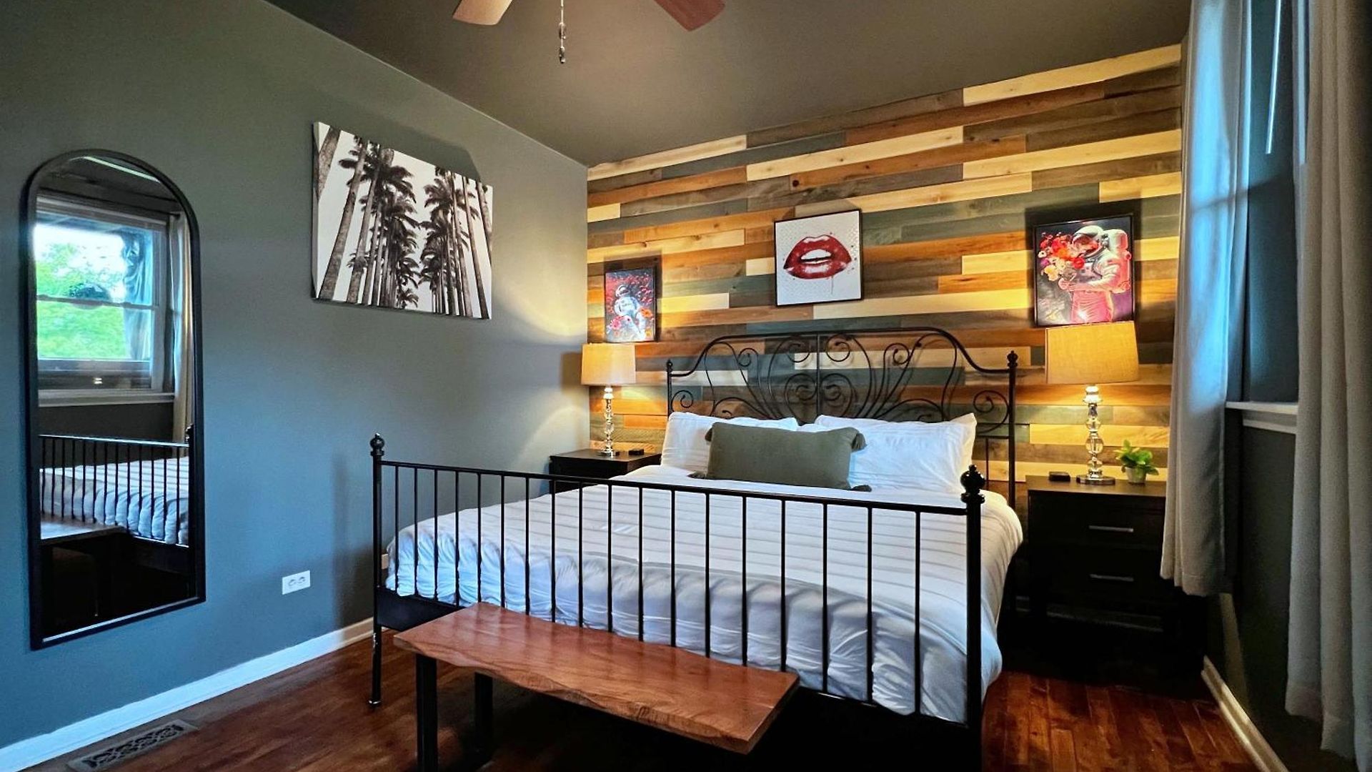 Apartment The Banksy-free Parking -4 Bedroom W King Bed- Firepit Rooftop Near United Center Chicago