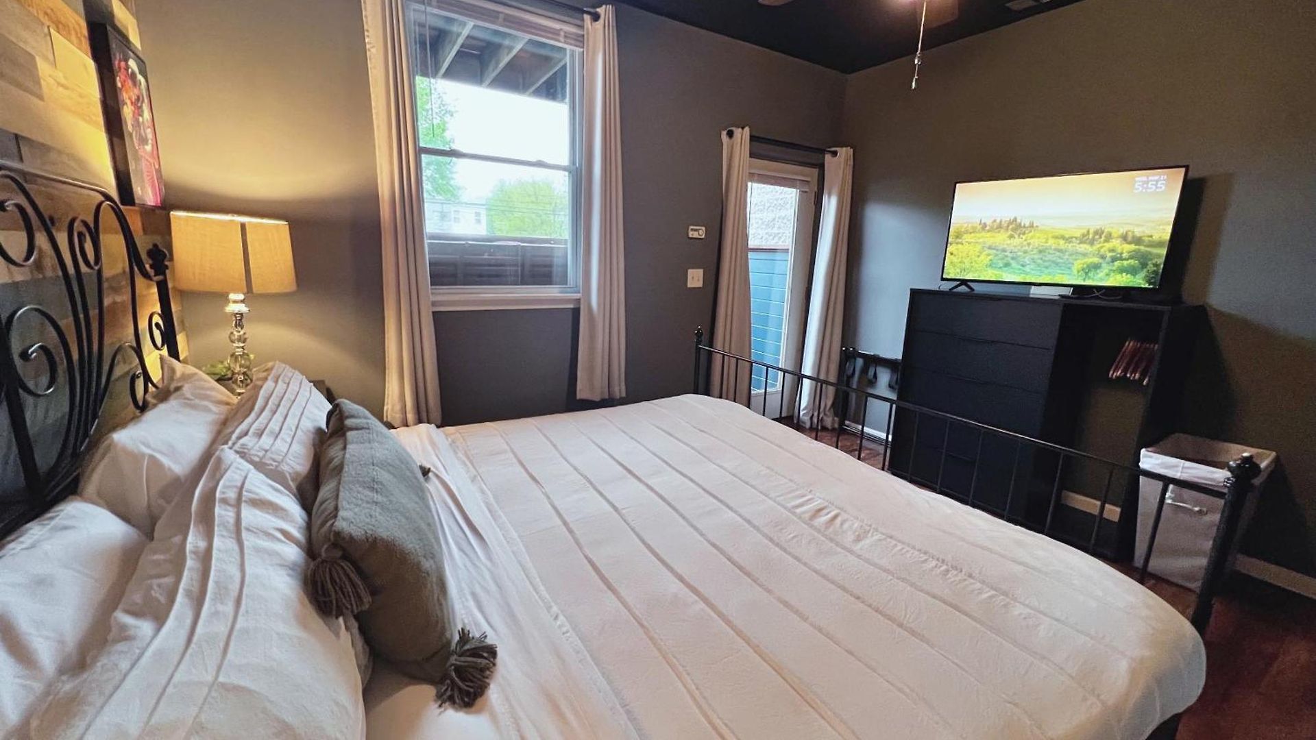 The Banksy-free Parking -4 Bedroom W King Bed- Firepit Rooftop Near United Center Apartment