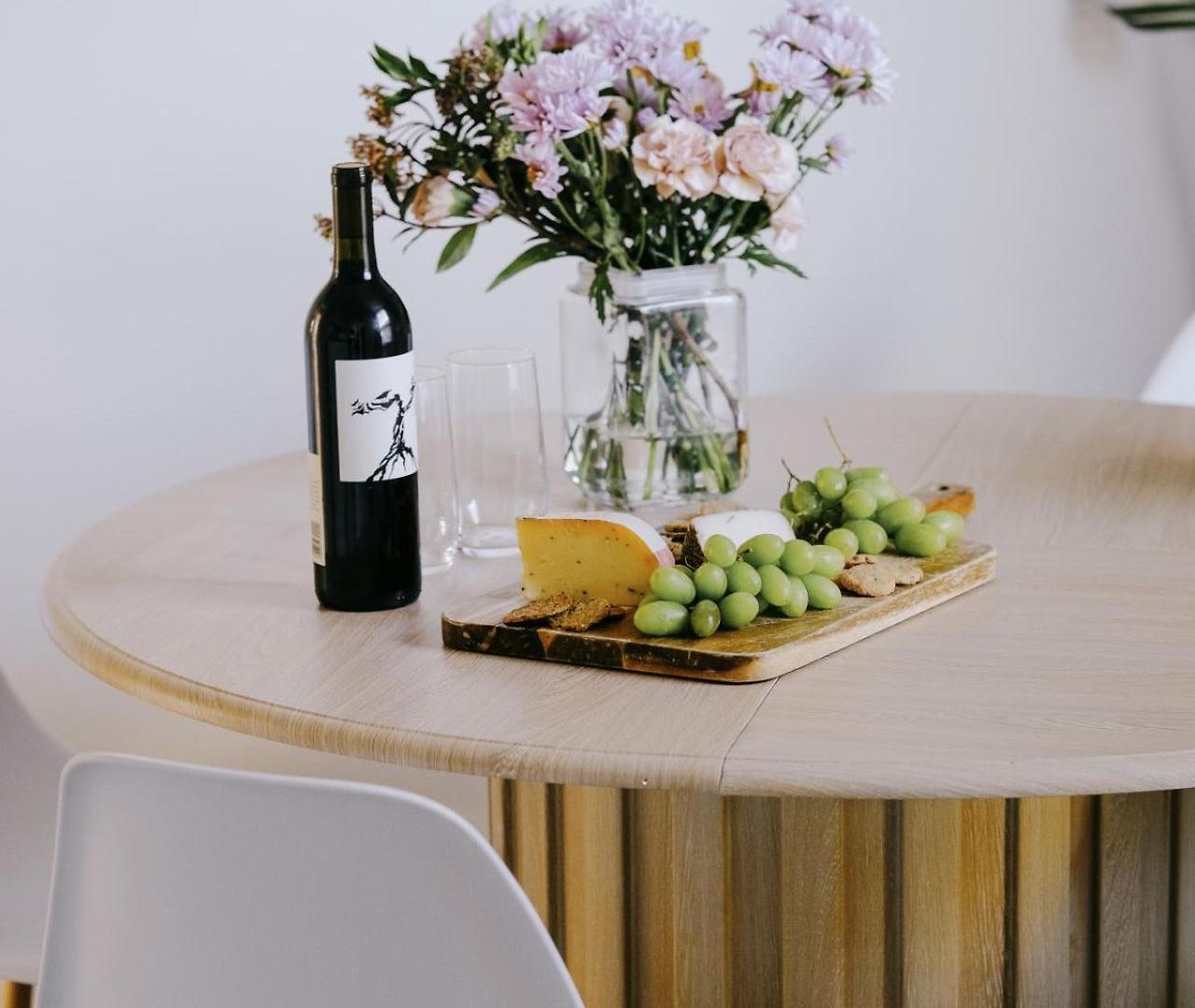 Sleeps 7 • Huge Projector • Designated Workspace Apartment Chicago
