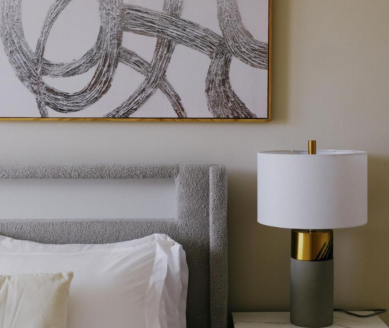 Sleeps 7 • Huge Projector • Designated Workspace Apartment Chicago