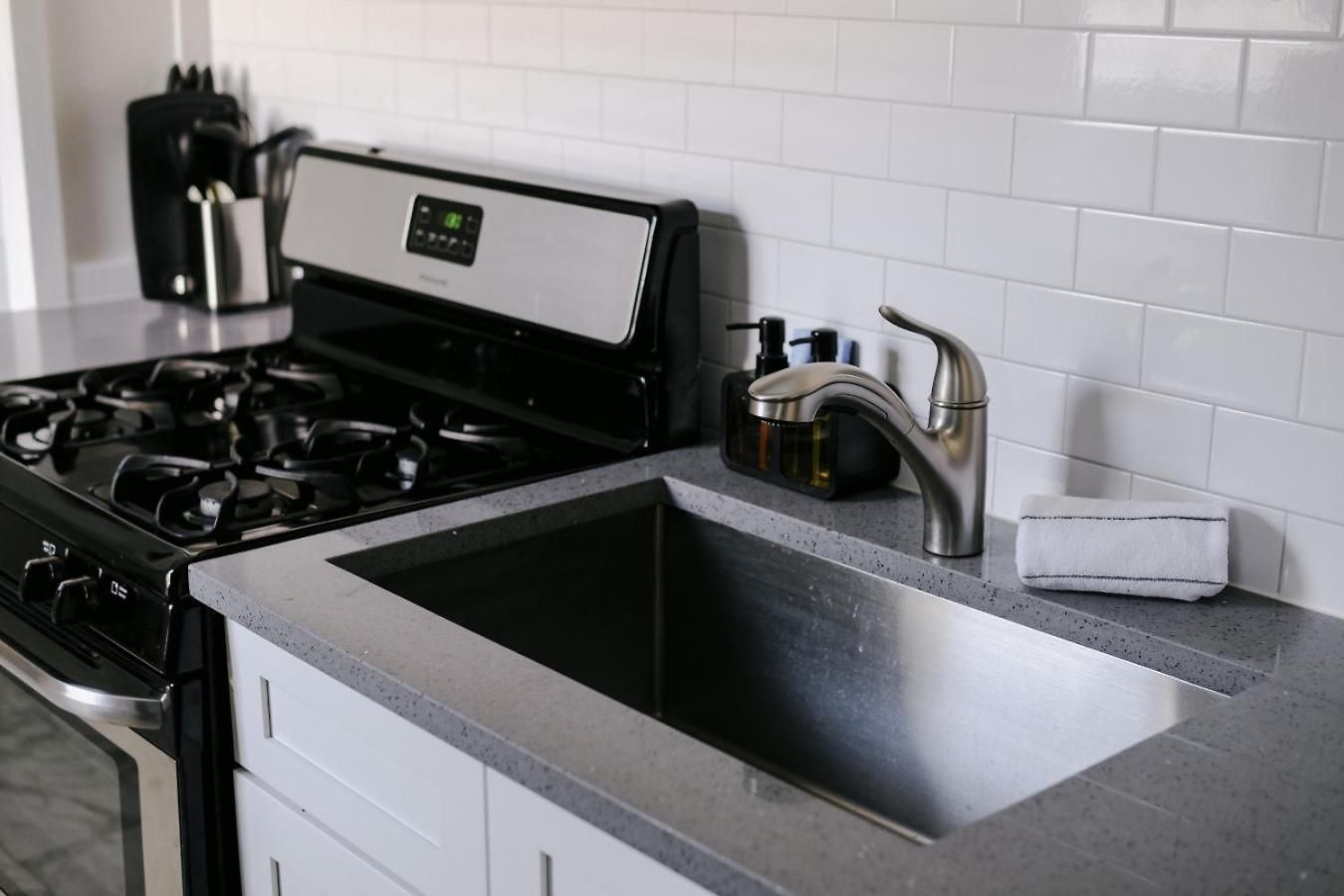 Sleeps 7 • Huge Projector • Designated Workspace Chicago