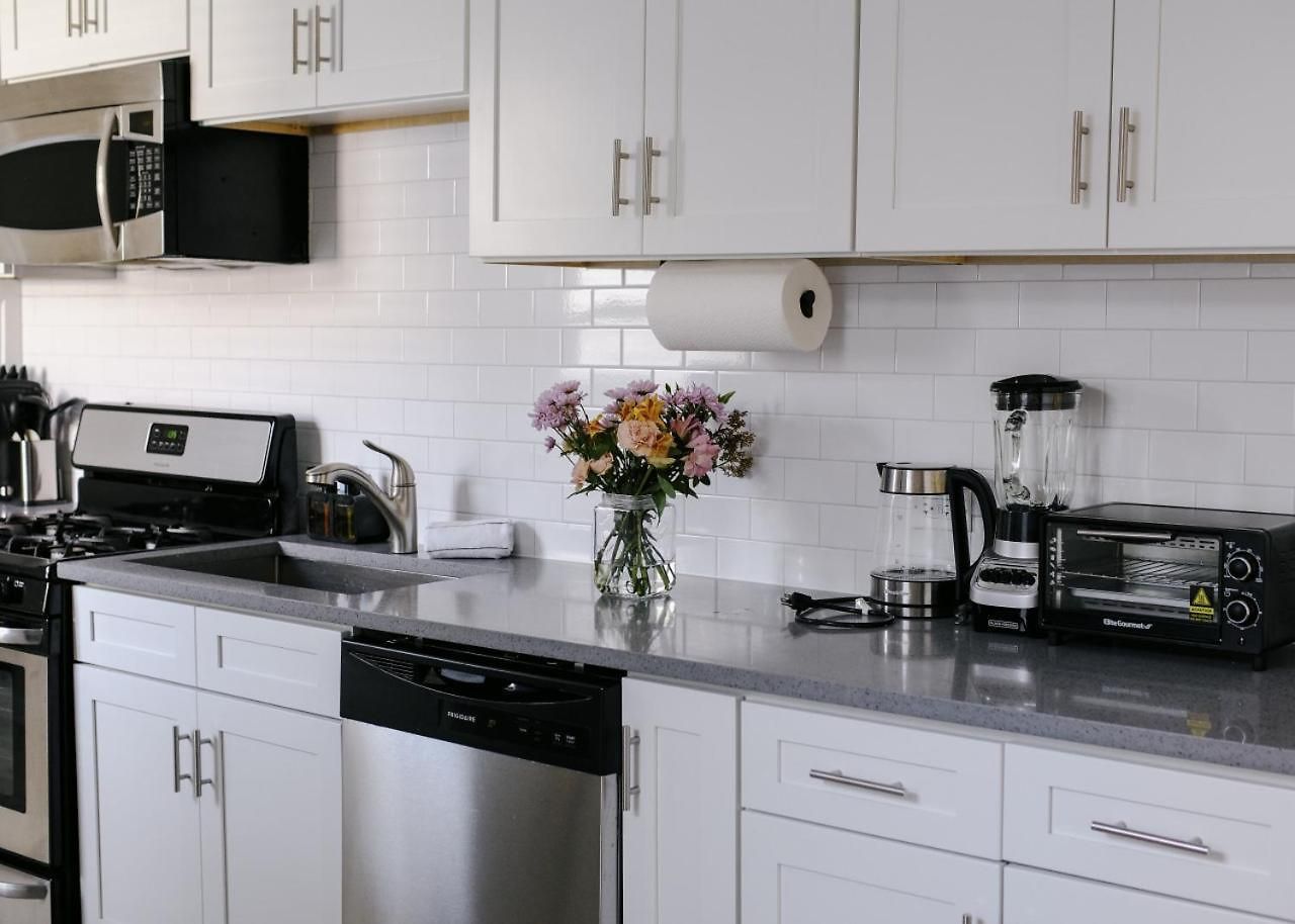 Apartment Sleeps 7 • Huge Projector • Designated Workspace Chicago
