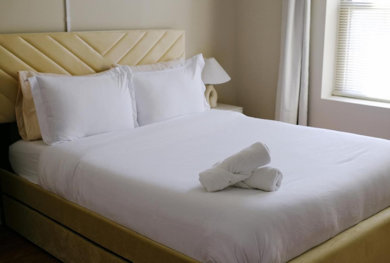 Sleeps 7 • Huge Projector • Designated Workspace * Chicago