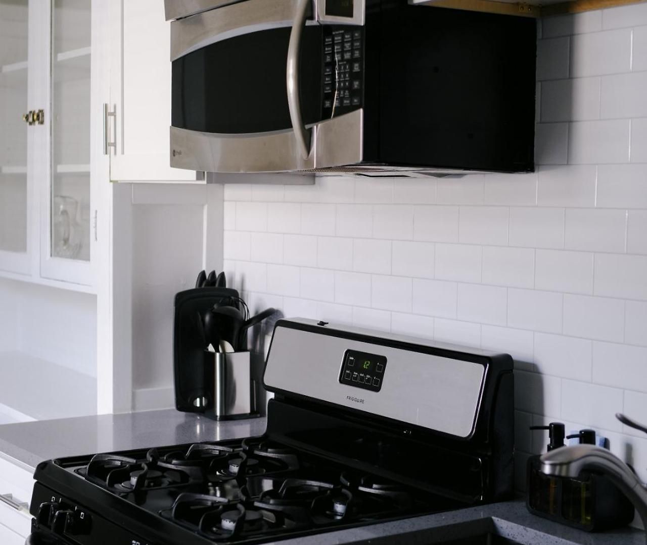 Sleeps 7 • Huge Projector • Designated Workspace Apartment Chicago