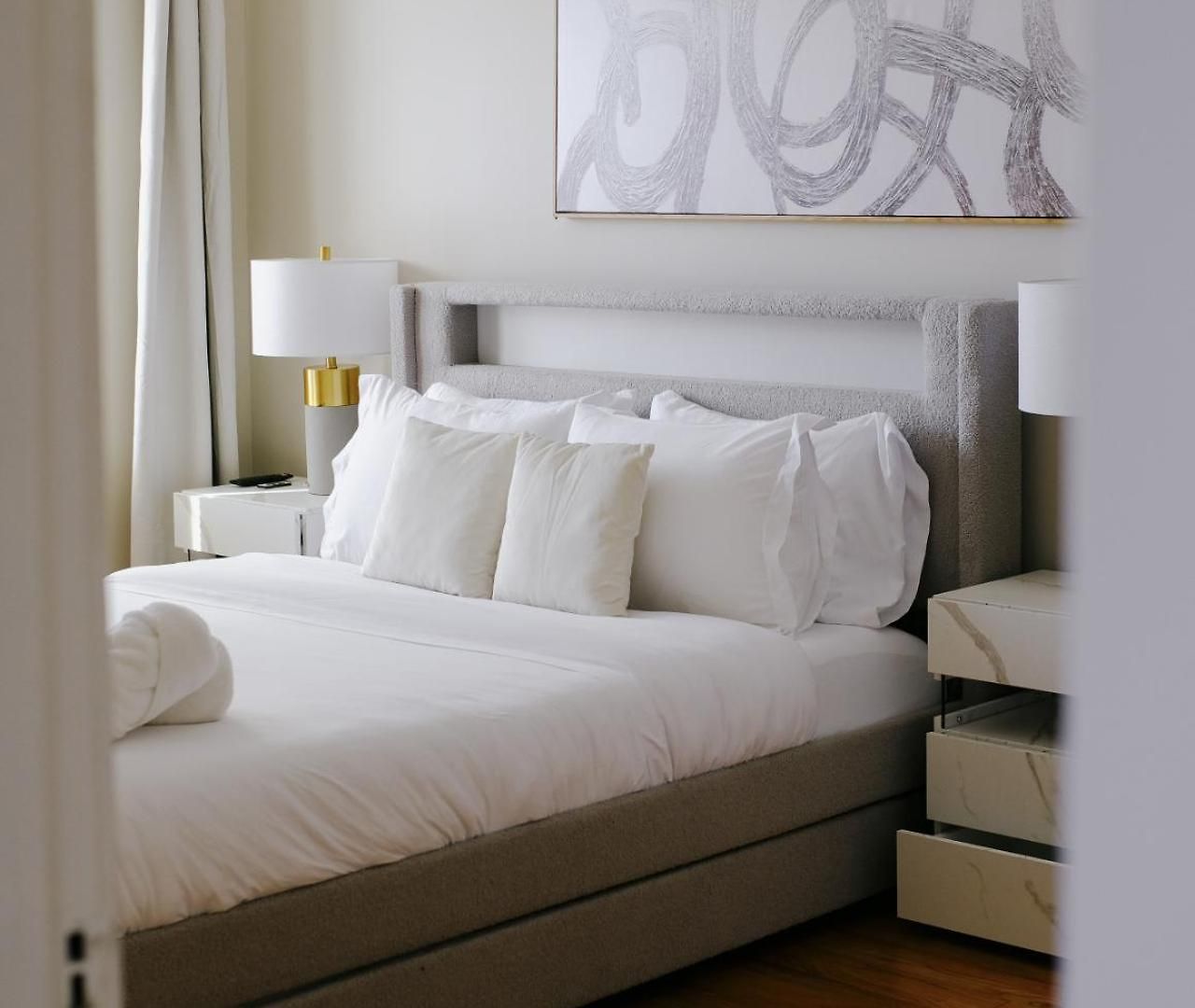 Apartment Sleeps 7 • Huge Projector • Designated Workspace Chicago