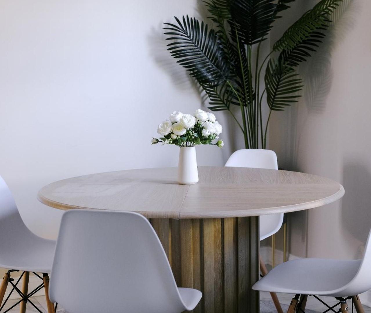 Sleeps 7 • Huge Projector • Designated Workspace Apartment