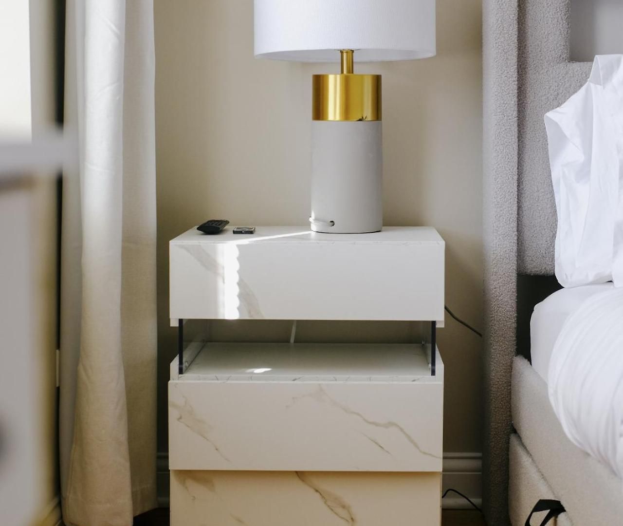 Apartment Sleeps 7 • Huge Projector • Designated Workspace Chicago