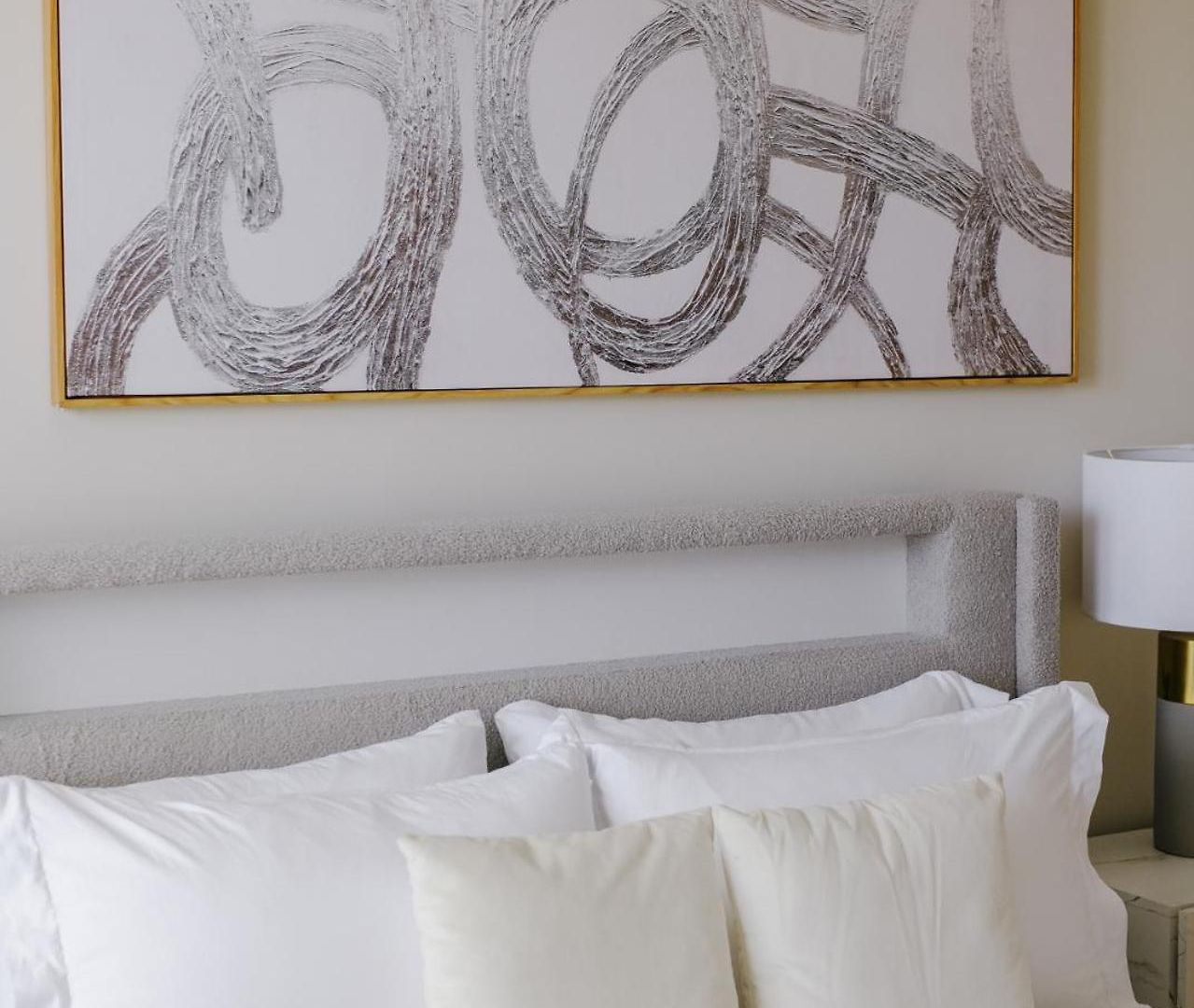 Sleeps 7 • Huge Projector • Designated Workspace Apartment Chicago