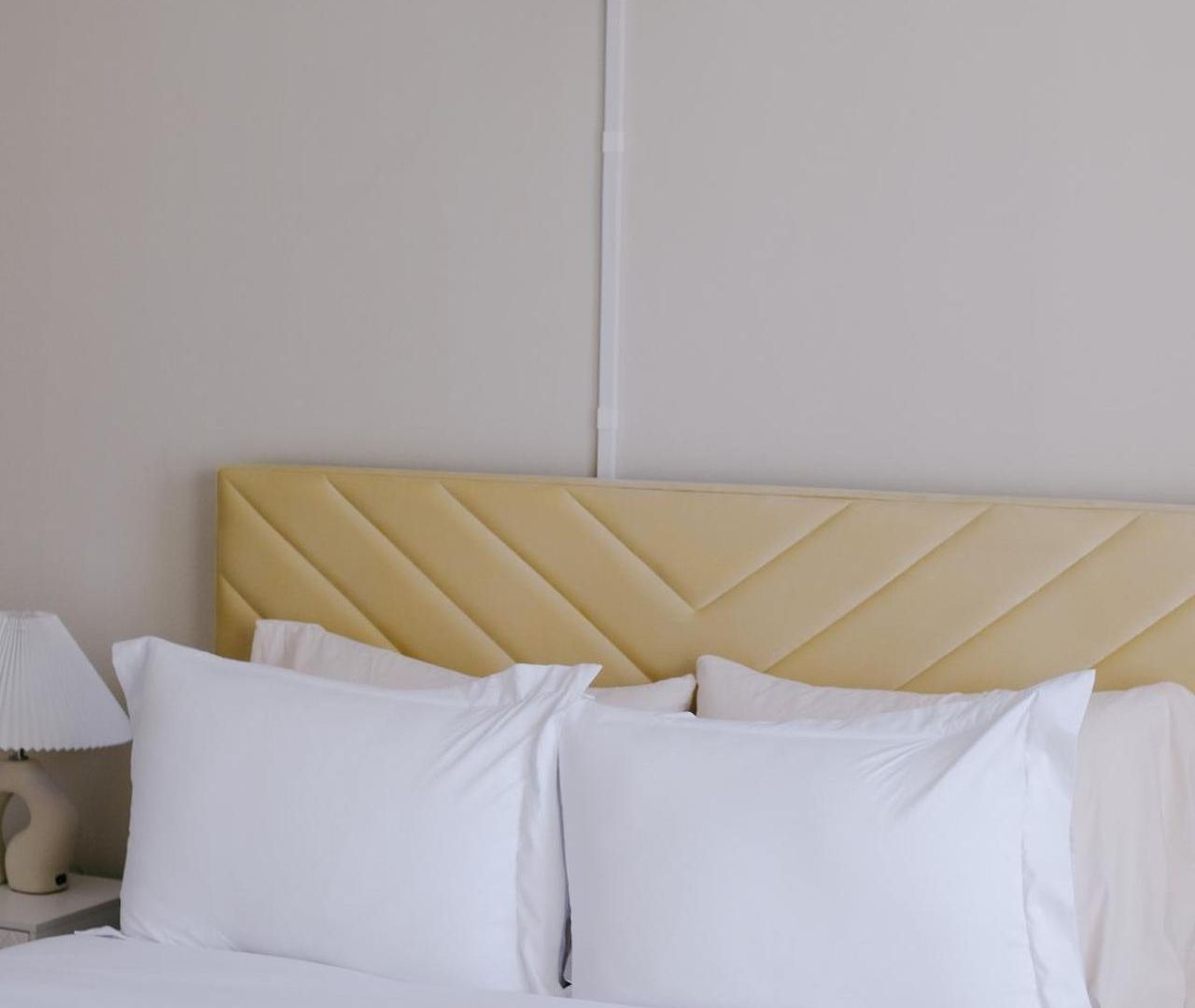 Sleeps 7 • Huge Projector • Designated Workspace Chicago