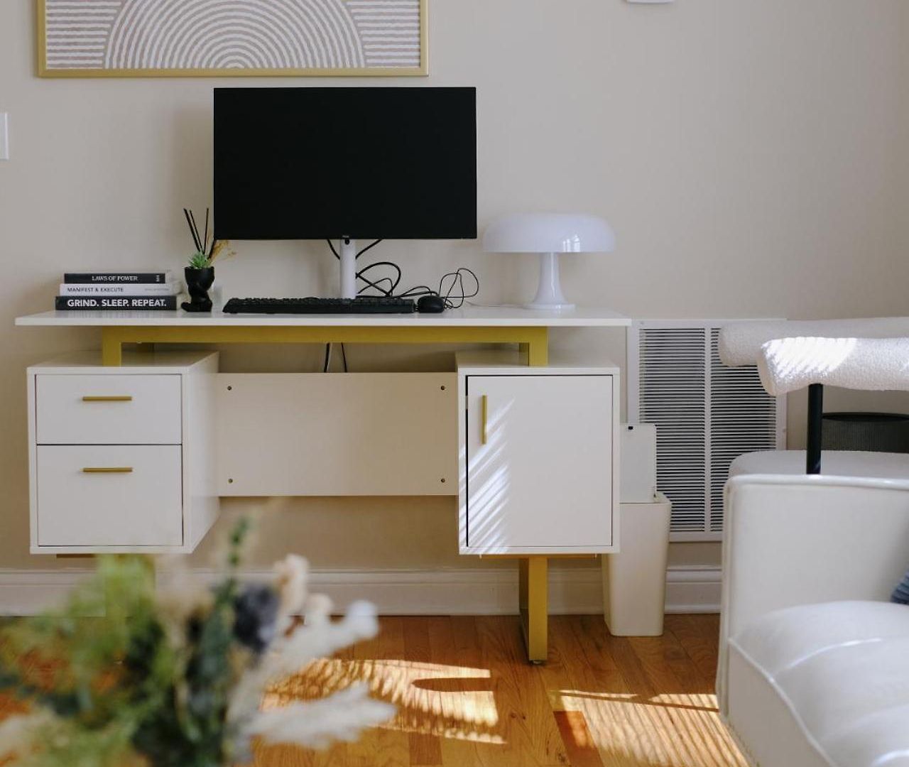 Apartment Sleeps 7 • Huge Projector • Designated Workspace *