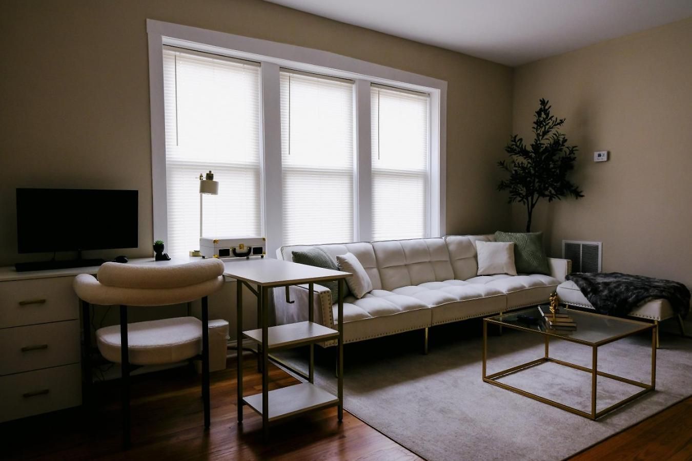 Sleeps 4 • New Modern 1br • Private Workspace Apartment *