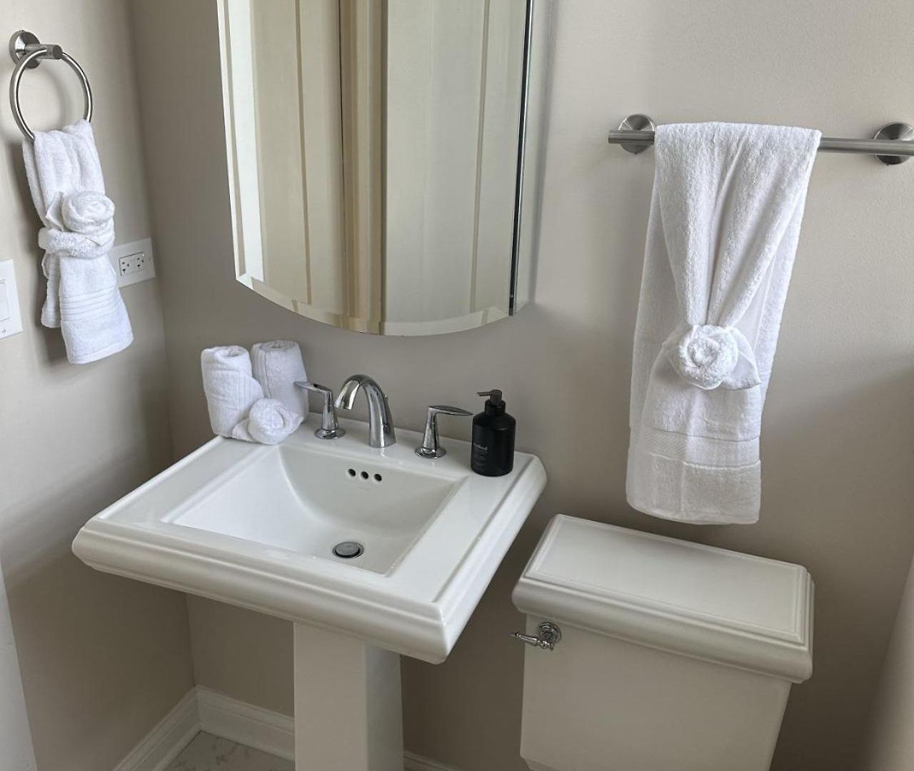 Apartment Private Workspace • Sleeps4 • Modern Stylish Chicago
